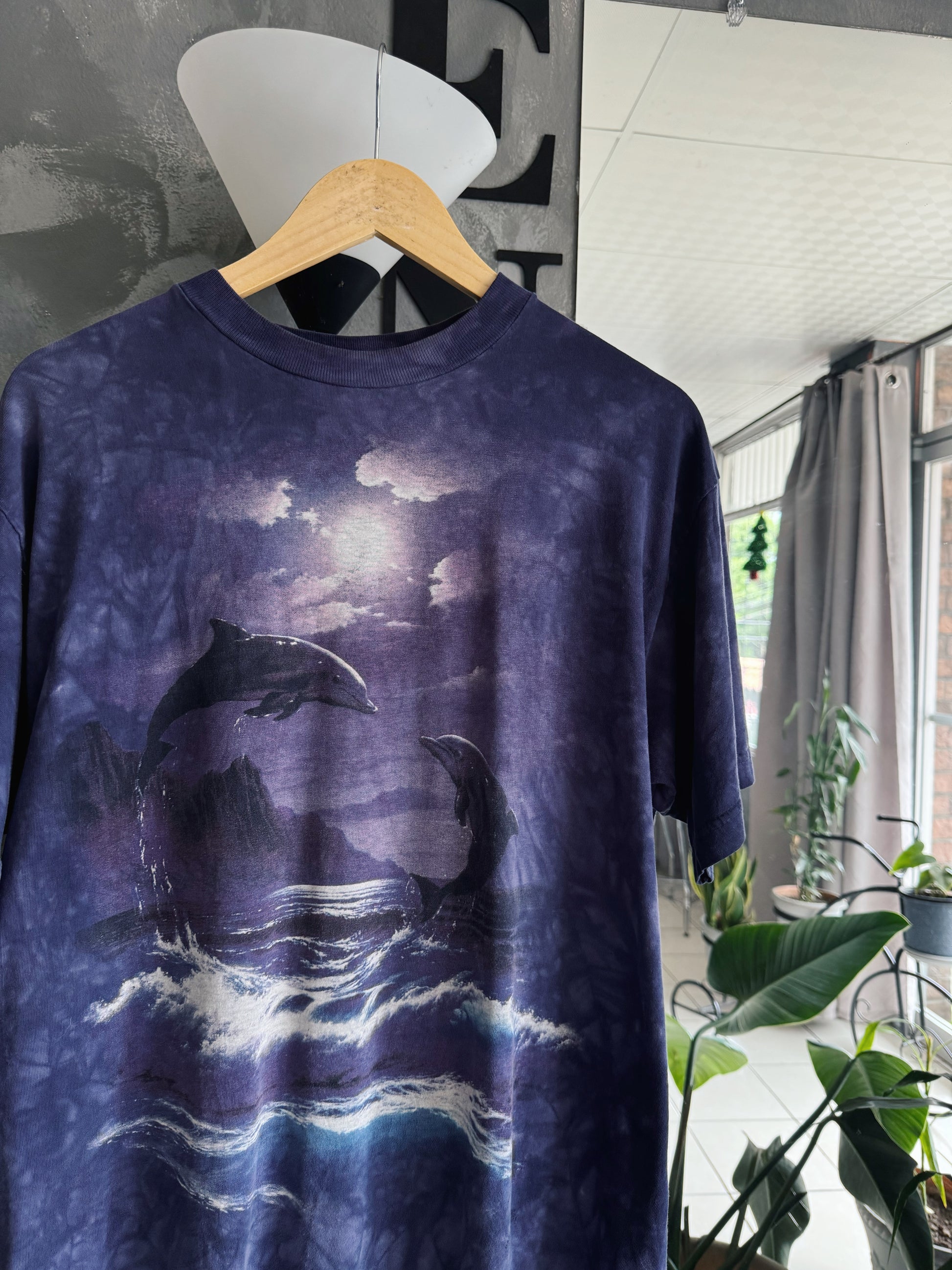 (L) VINTAGE DOLPHINS ANIMAL ART TEE