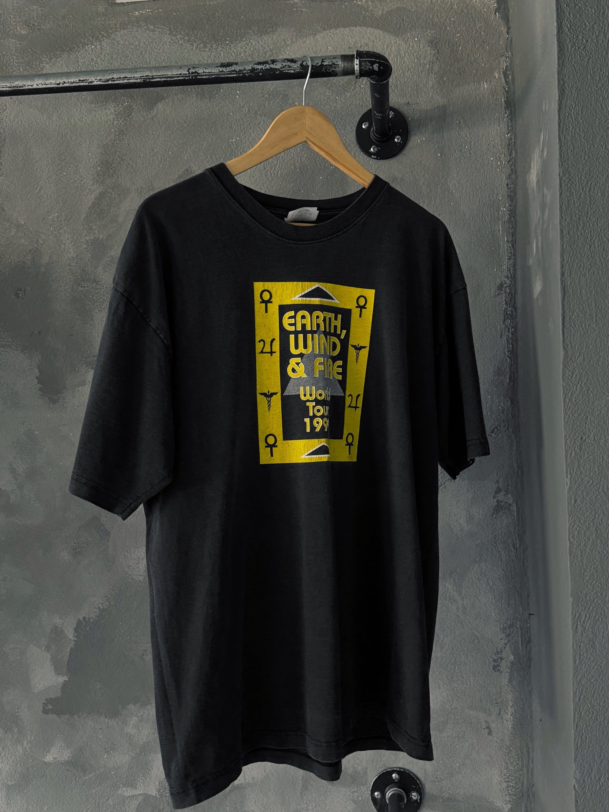 (XL) 90’S VINTAGE EARTH WIND & FIRE TOUR TEE
