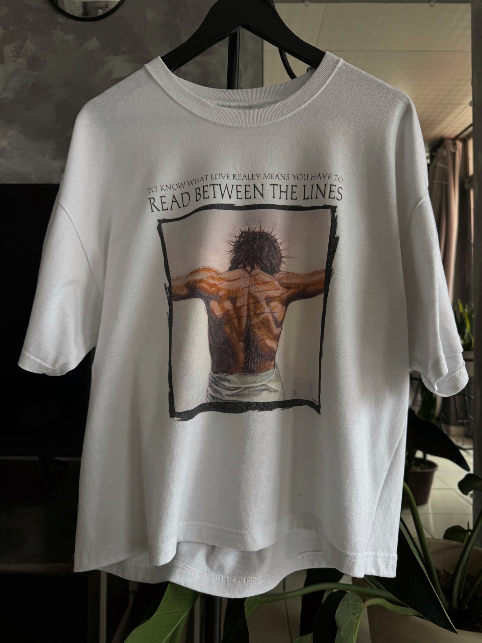 (M) RARE VINTAGE JESÚS LOVE READ BETWEEN THE LINES TEE