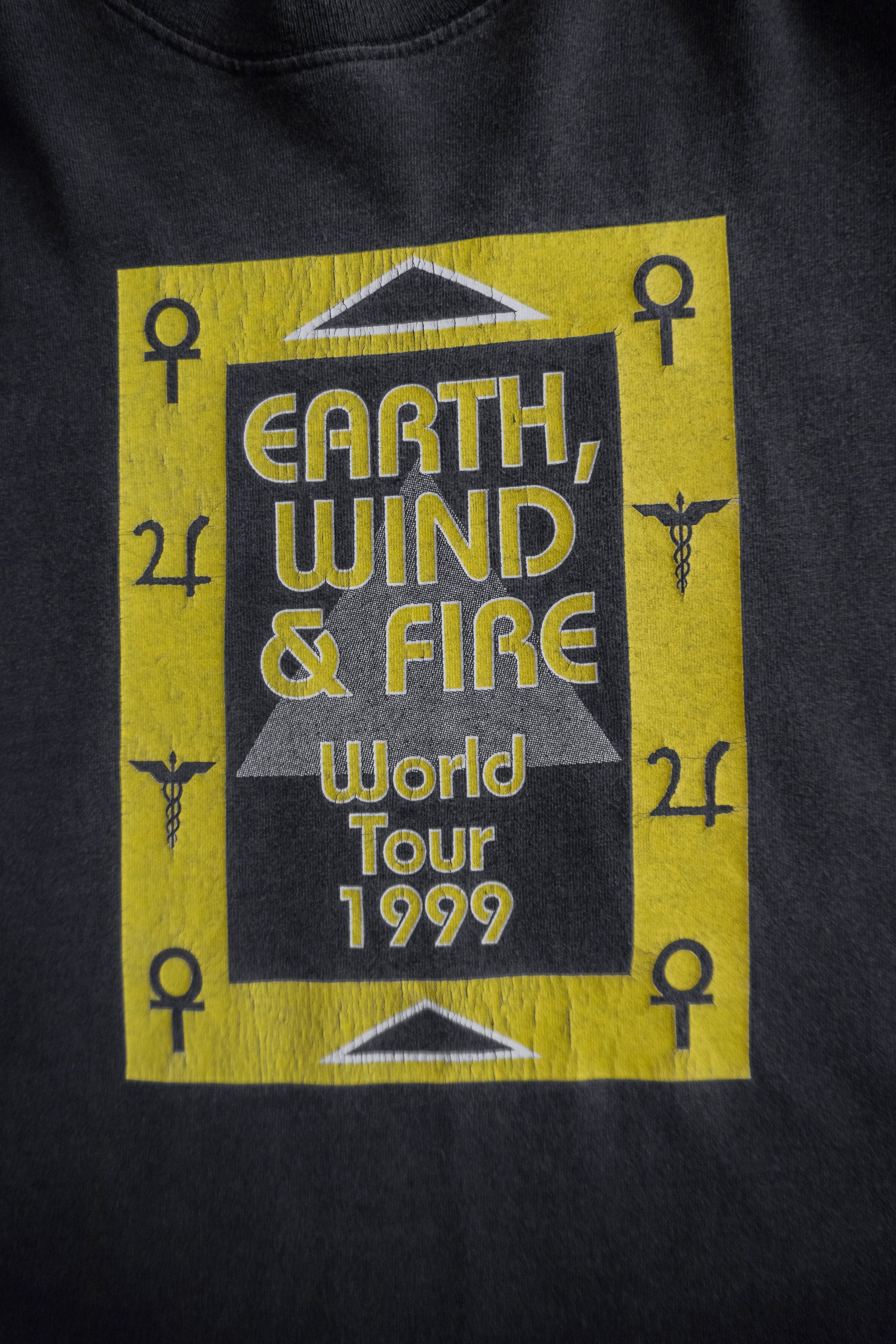 (XL) 90’S VINTAGE EARTH WIND & FIRE TOUR TEE