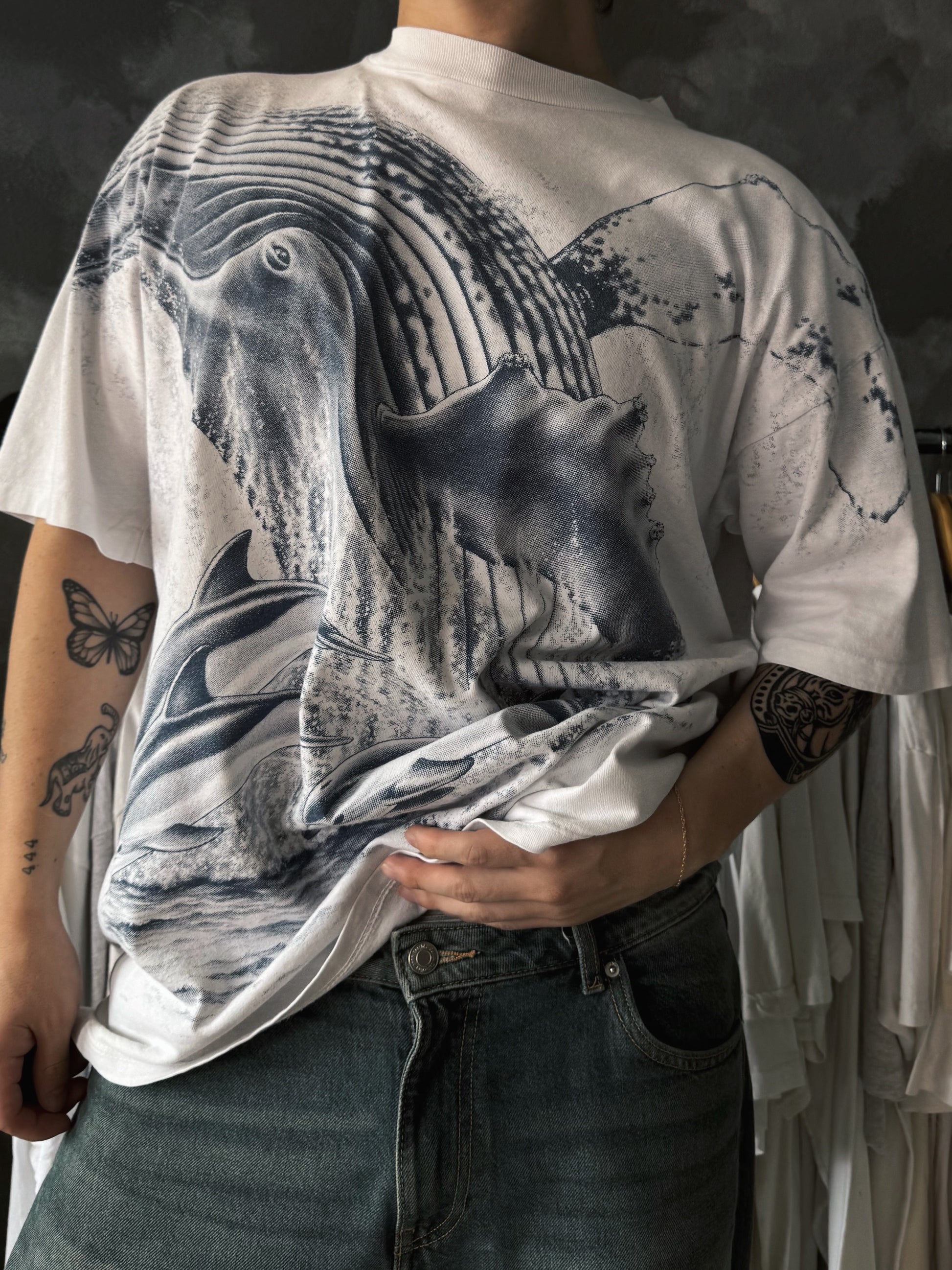 (XL) 90’S VINTAGE DIRTY LAUNDRY WHALE DOLPHINS ALL OVER PRINT TEE