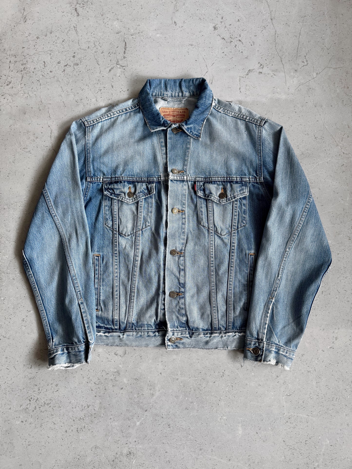 (M) VINTAGE LEVIS DISTRESSED DENIM JACKET