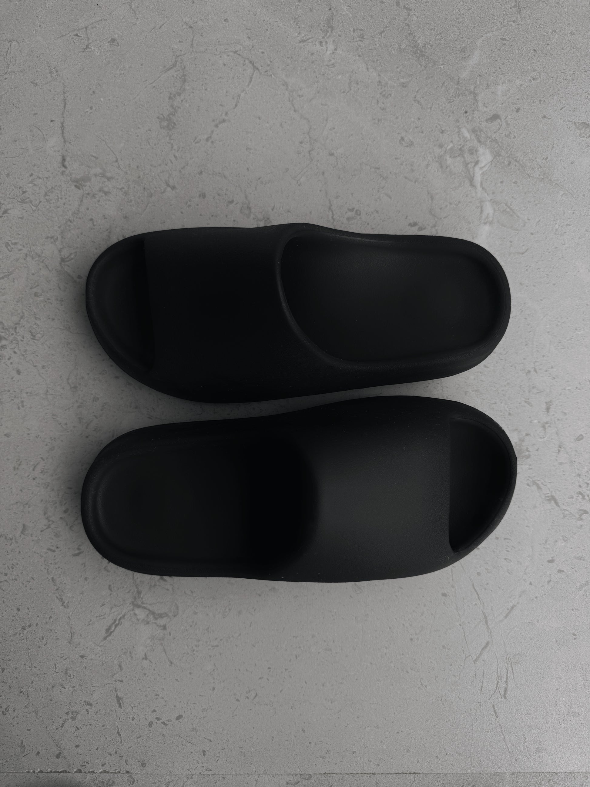 YEEZY SLIDE - SIZE 9