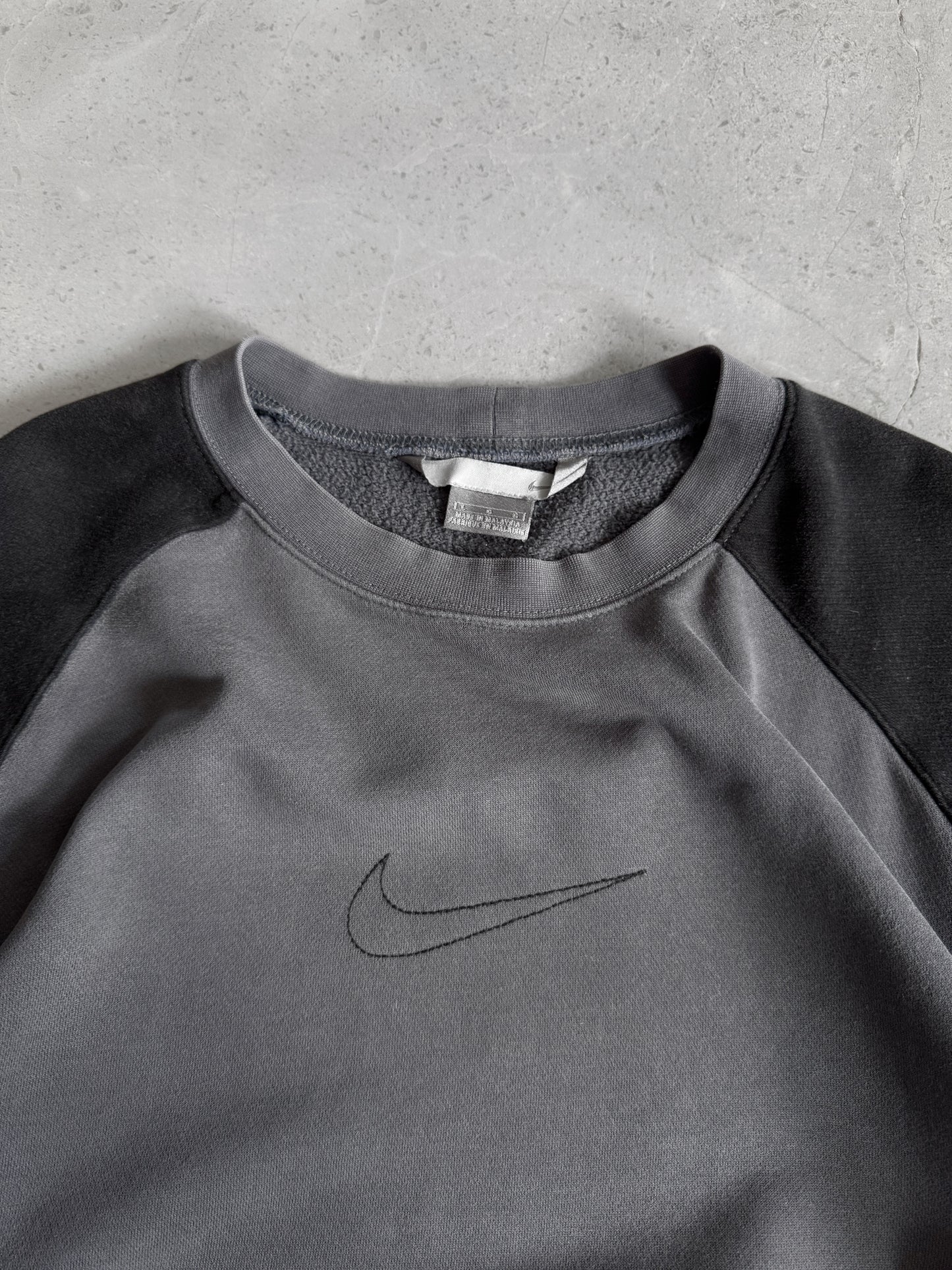 (BOXY M) 2000’S VINTAGE NIKE BLACK AND GRAY FADED CREWNECK