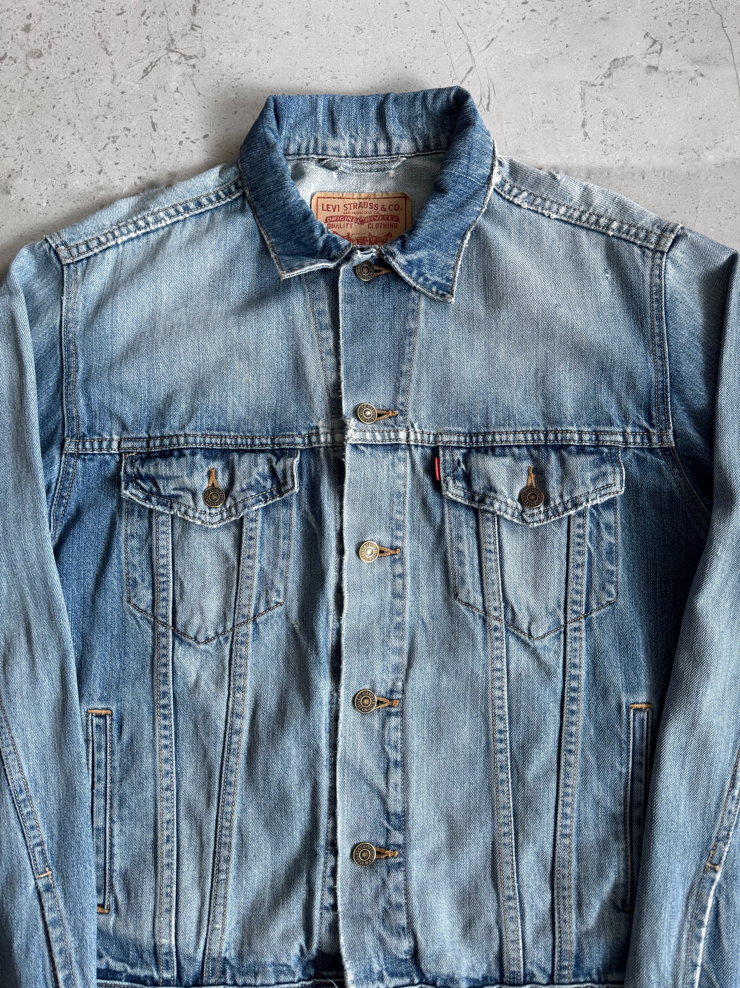 (M) VINTAGE LEVIS DISTRESSED DENIM JACKET