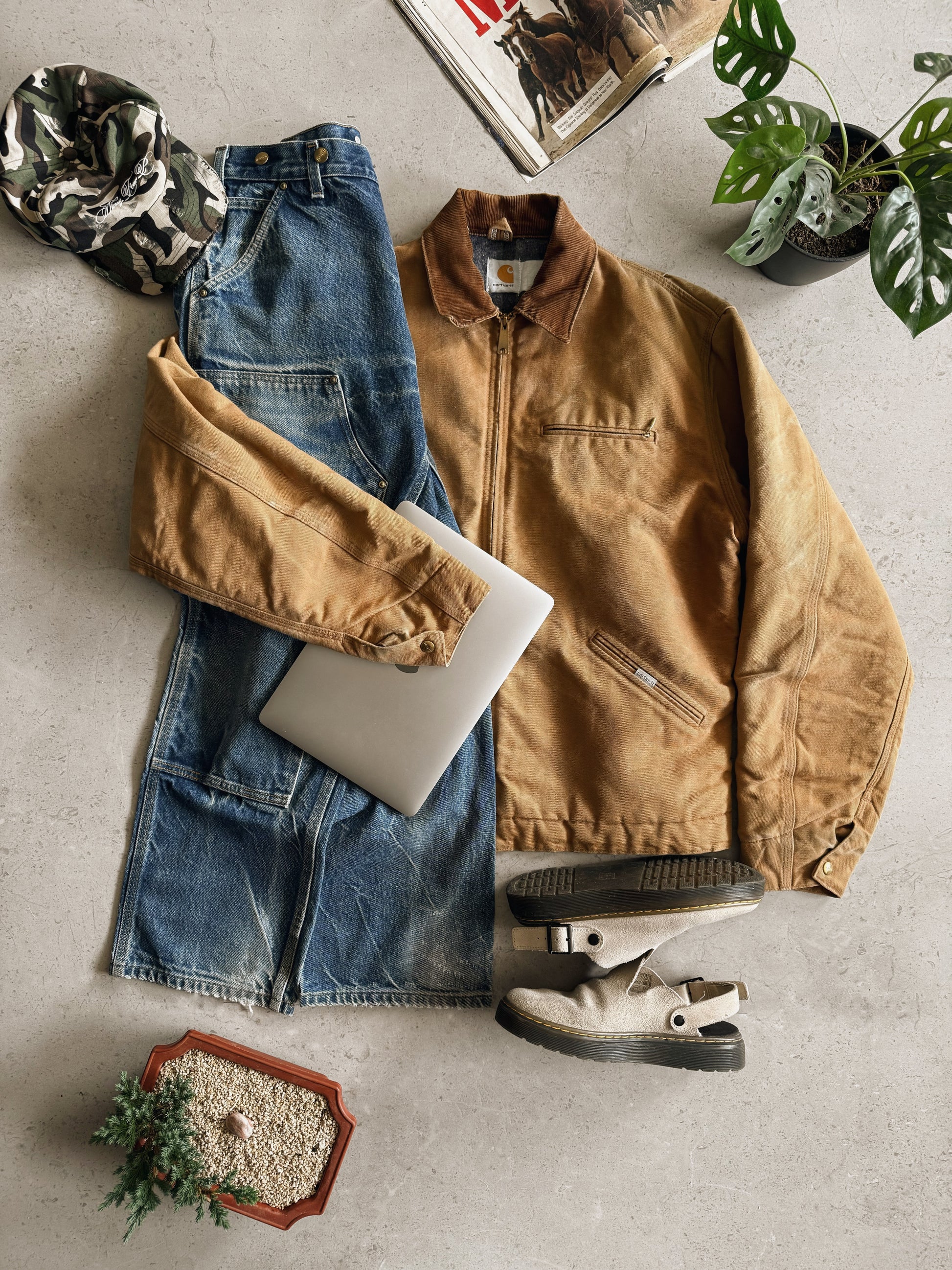 (L/XL) VINTAGE CARHARTT DETROIT SUN FADED JACKET