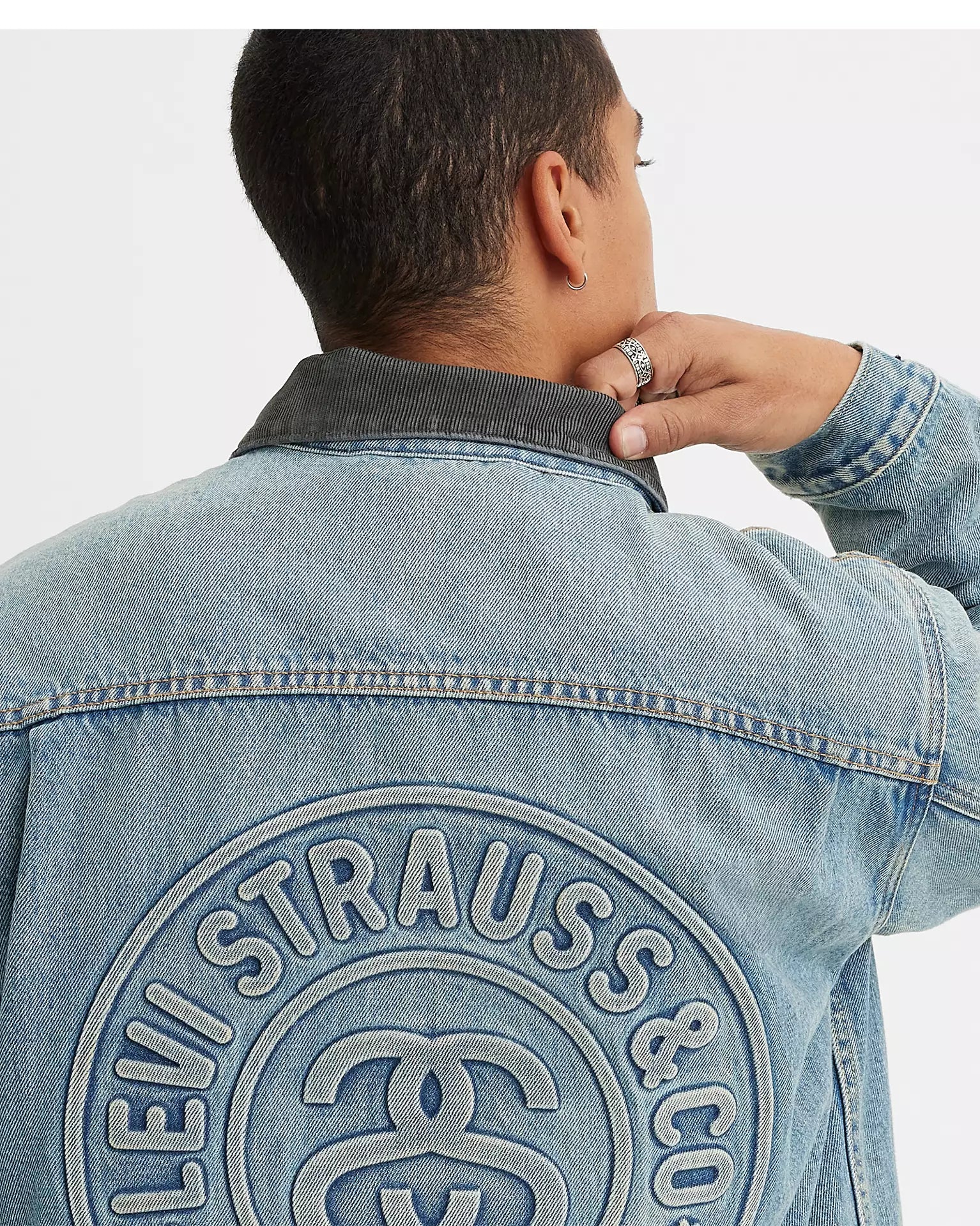 (M) STUSSY X LEVI’S EMBOSSED PRAGLAD TRCUKER JACKET