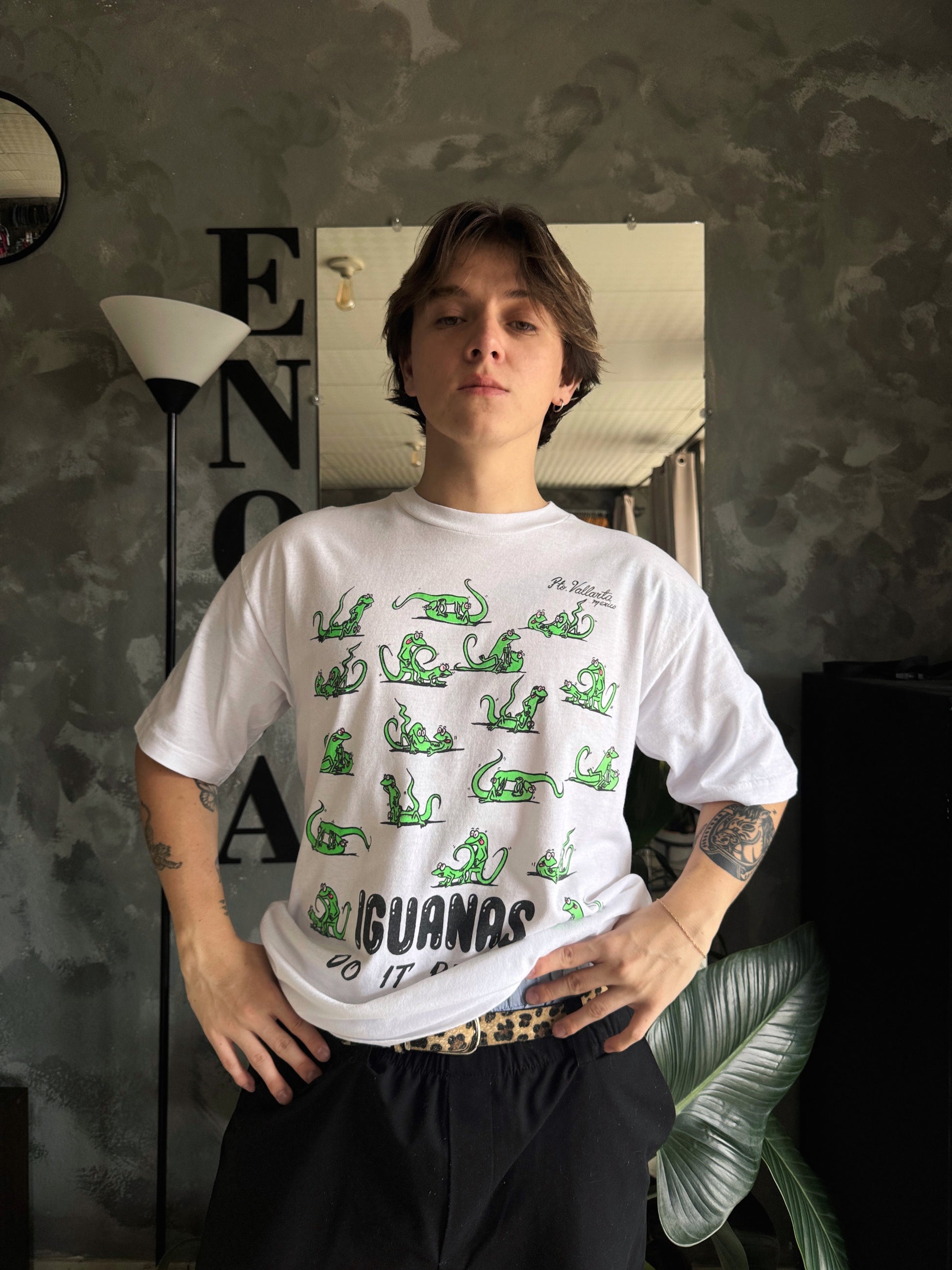 (L) 00’S VINTAGE IGUANA SEX POSITION TEE