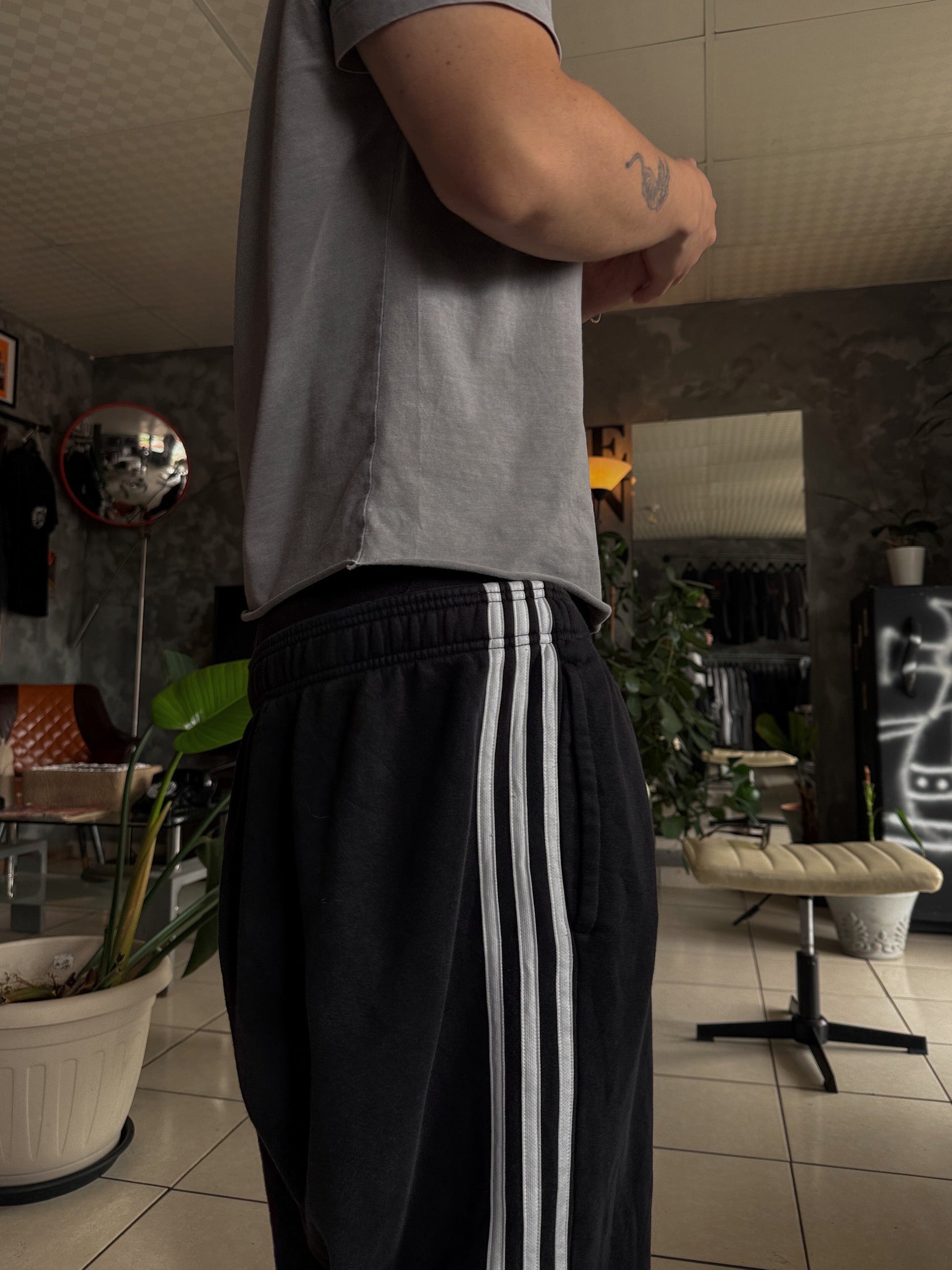 ADIDAS BLACK JOGGER - L