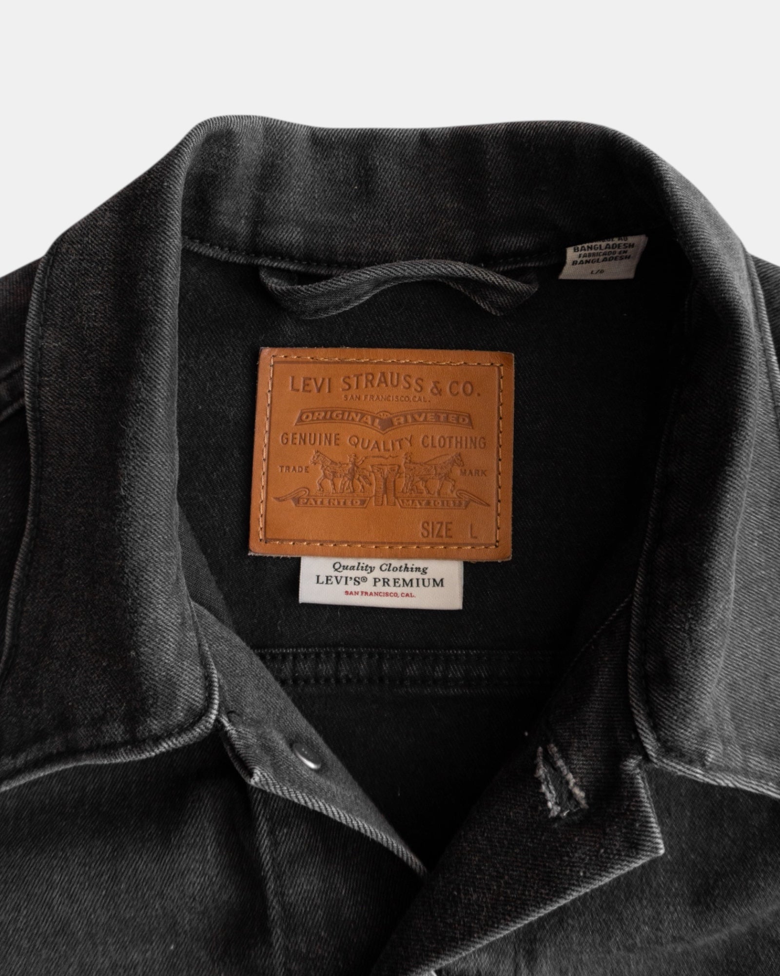 (L) LEVIS TRUCKER BLACK DENIM FADED JACKET