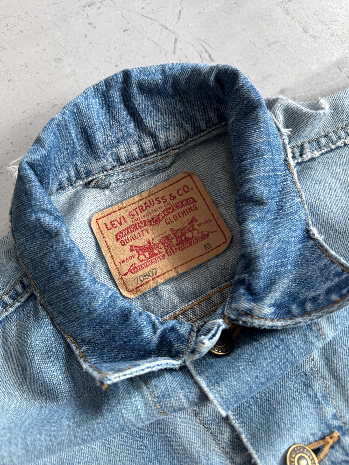 (M) VINTAGE LEVIS DISTRESSED DENIM JACKET