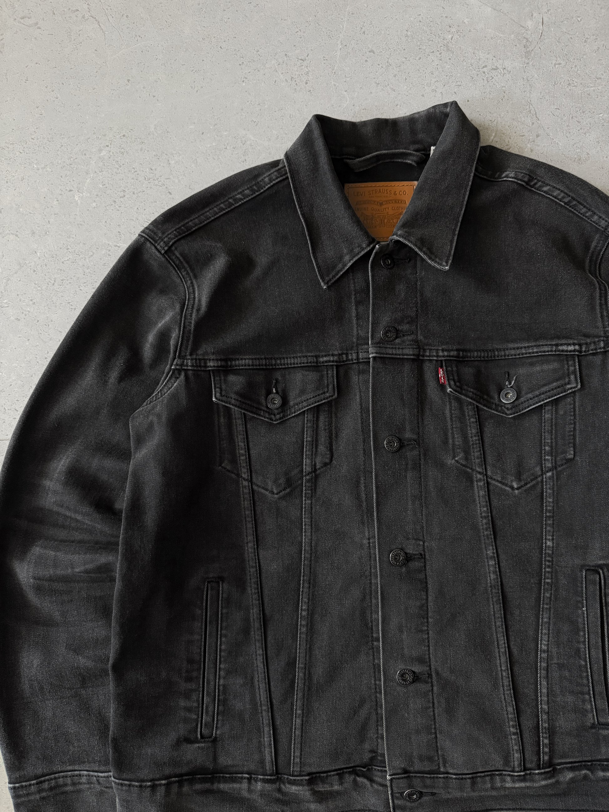 (L) LEVIS TRUCKER BLACK DENIM FADED JACKET