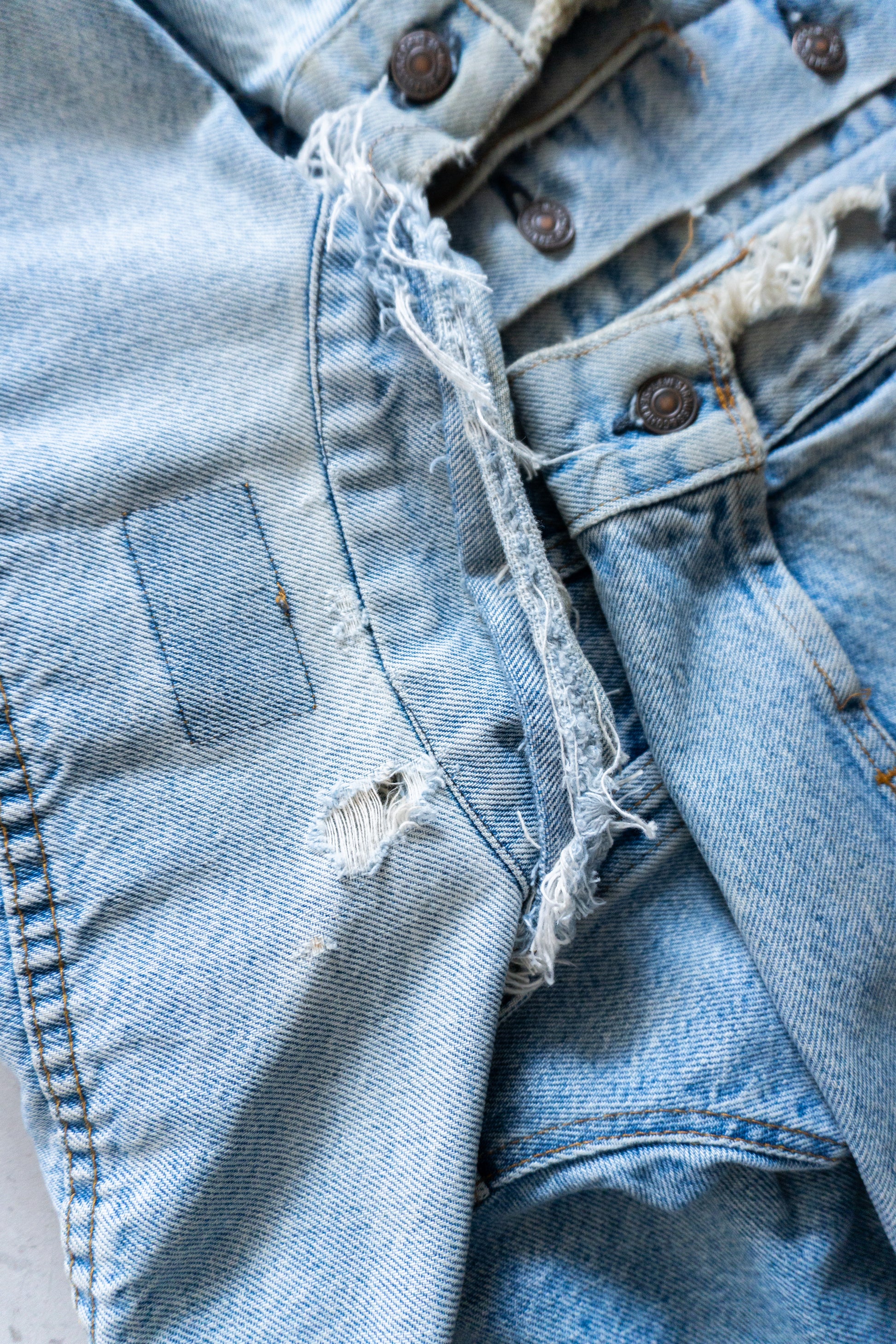 (M) 1980’S VINTAGE LEVIS DENIM DISTRESSED JACKET