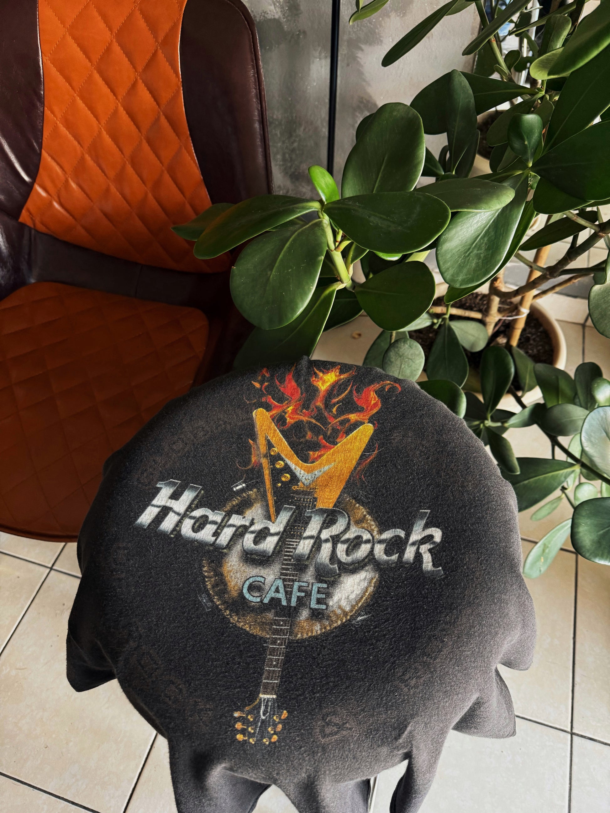 (XL) 90’S VINTAGE HARD ROCK FLAMES FADED TEE