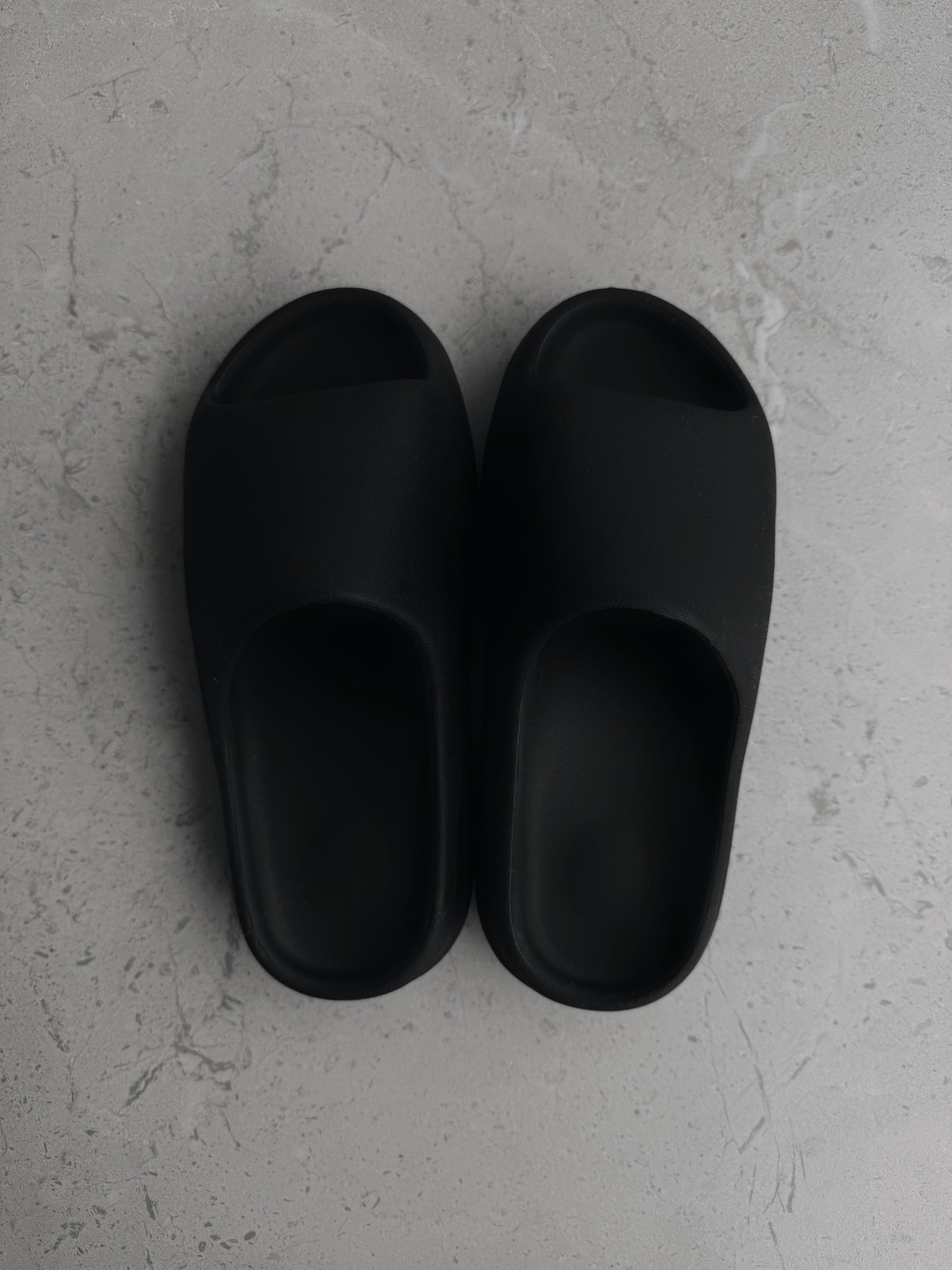 YEEZY SLIDE - SIZE 9