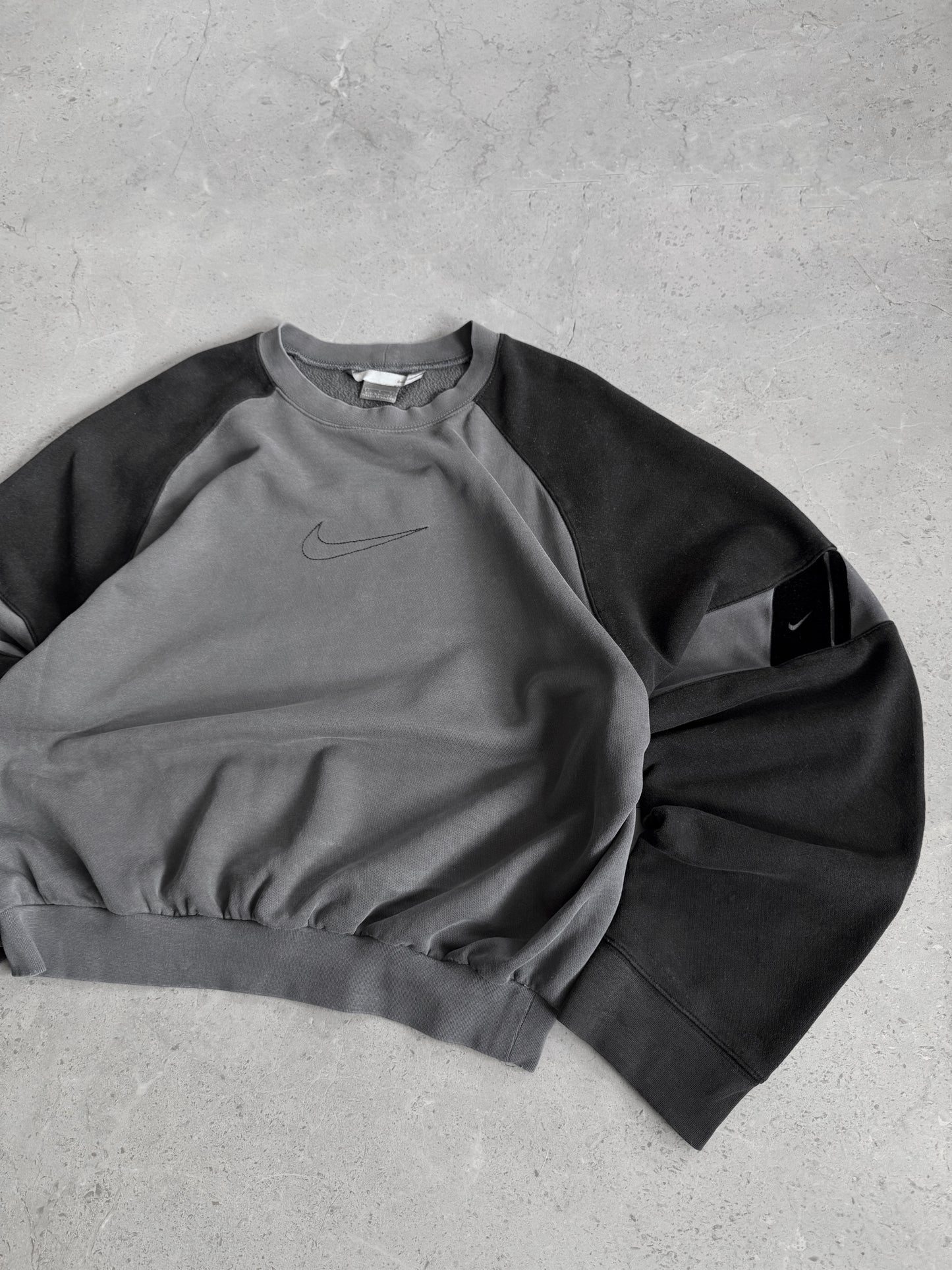 (BOXY M) 2000’S VINTAGE NIKE BLACK AND GRAY FADED CREWNECK