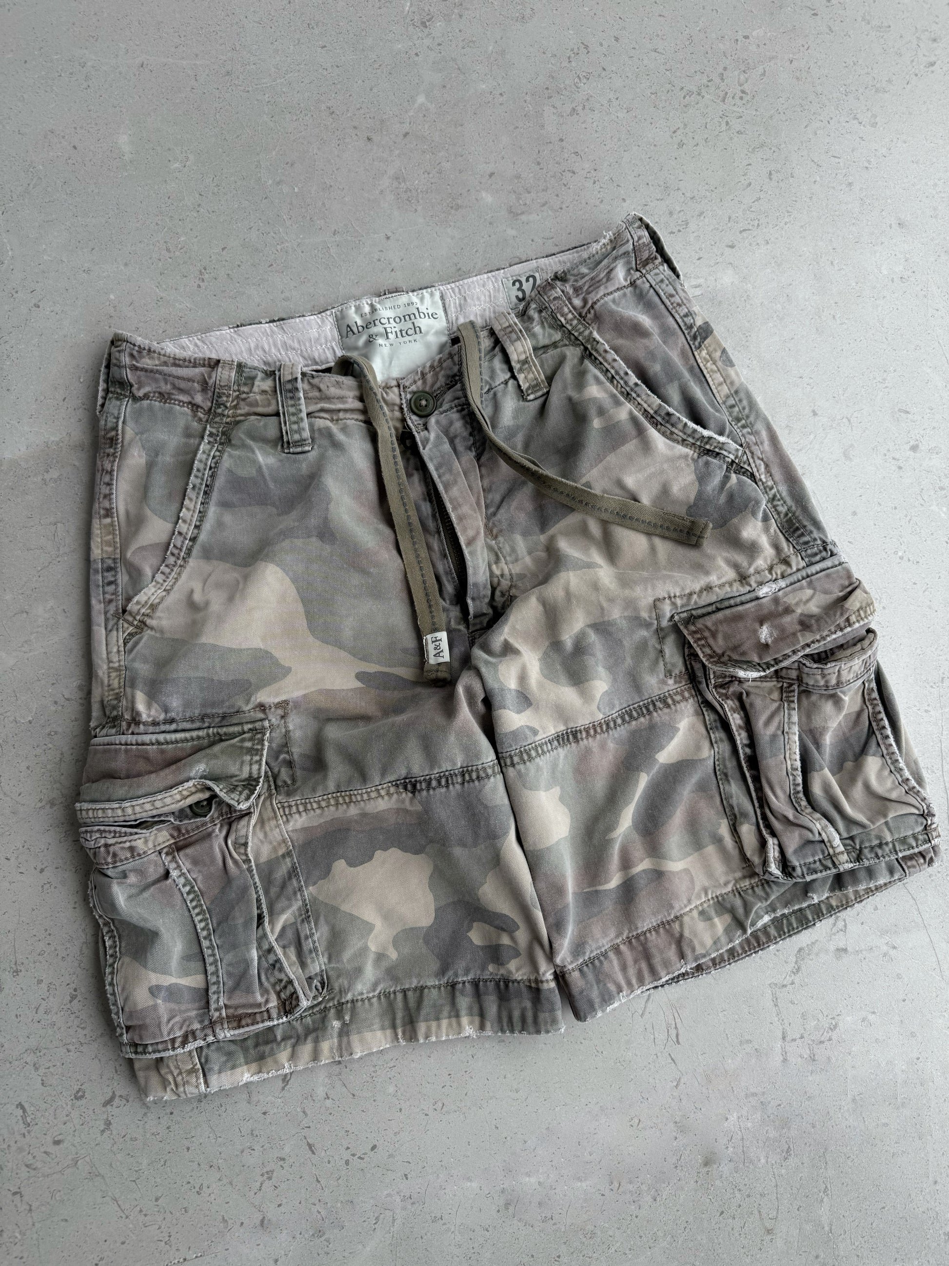 VINTAGE CARHARTT CAMO CARGO JORT - 36