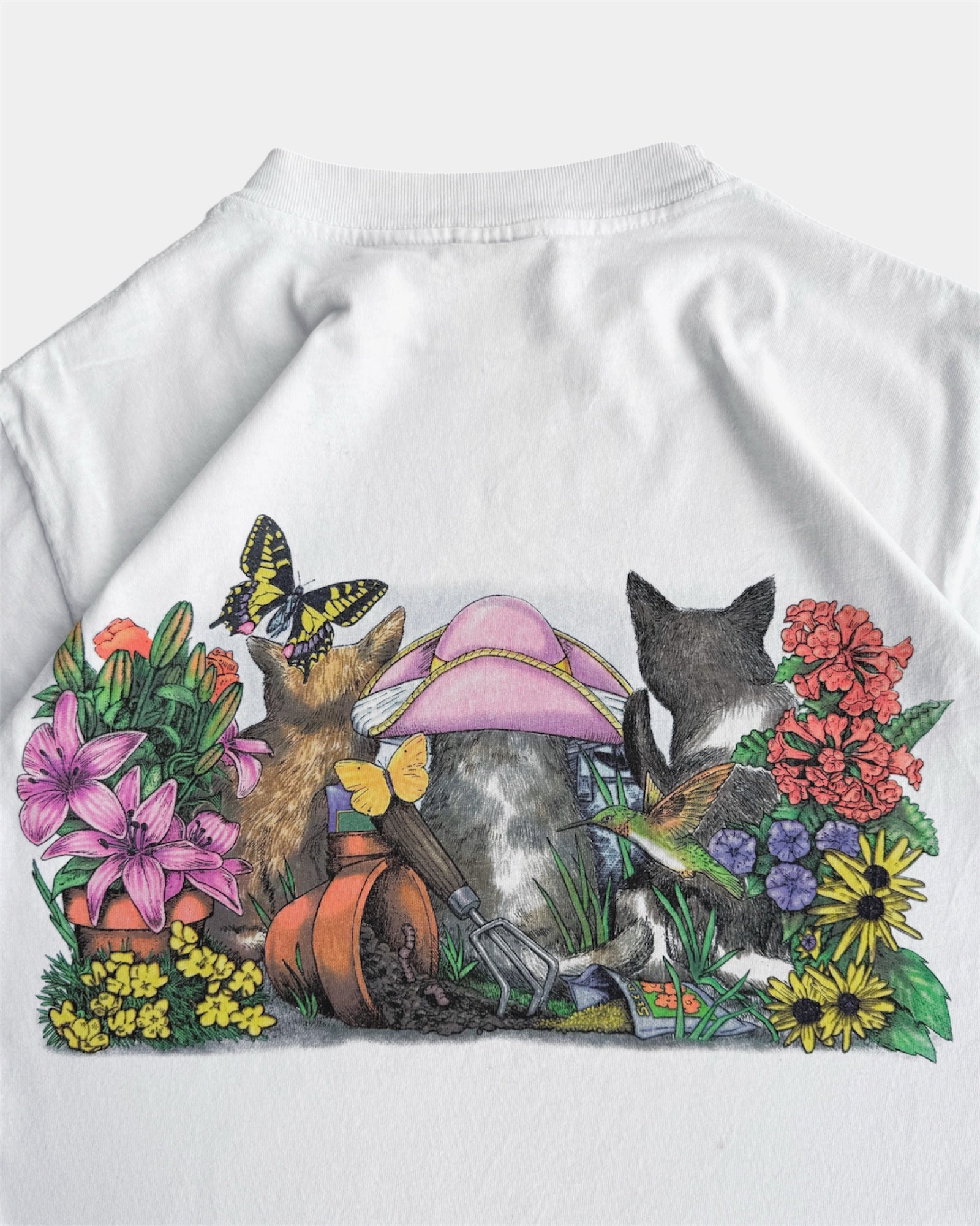 (M) VINTAGE GARDENING CATS FRONT/BACK PRINTS OF TAILS TEE