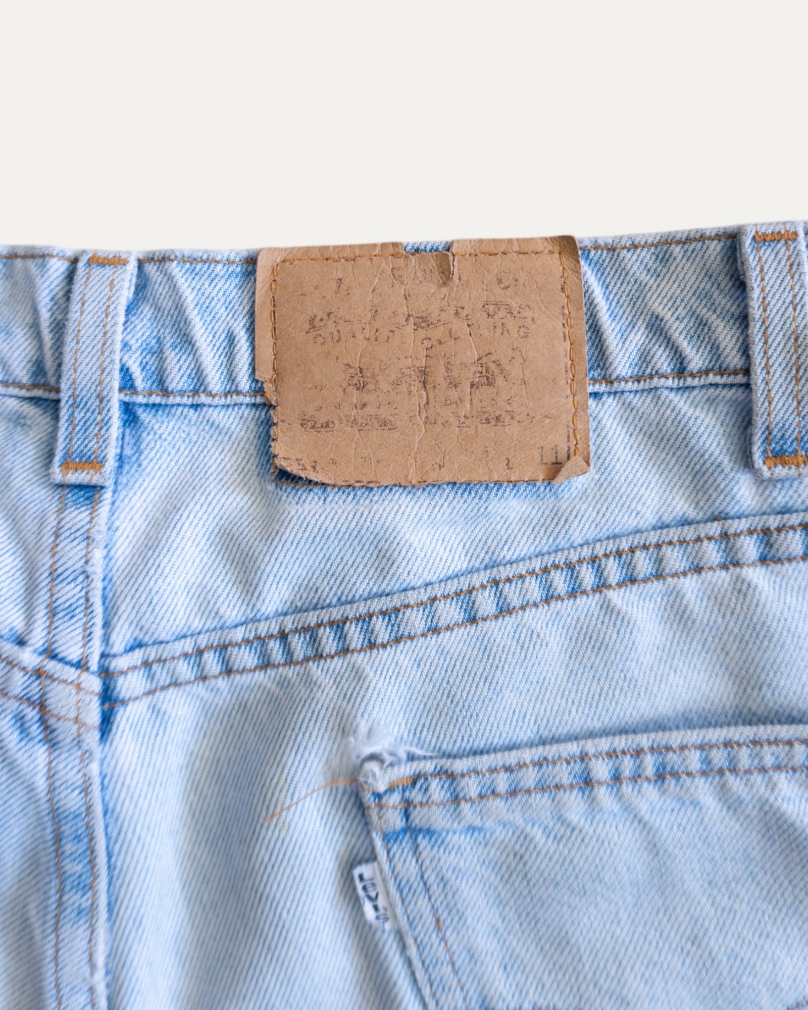 90’S VINTAGE LEVIS WHITE TAG SHORT