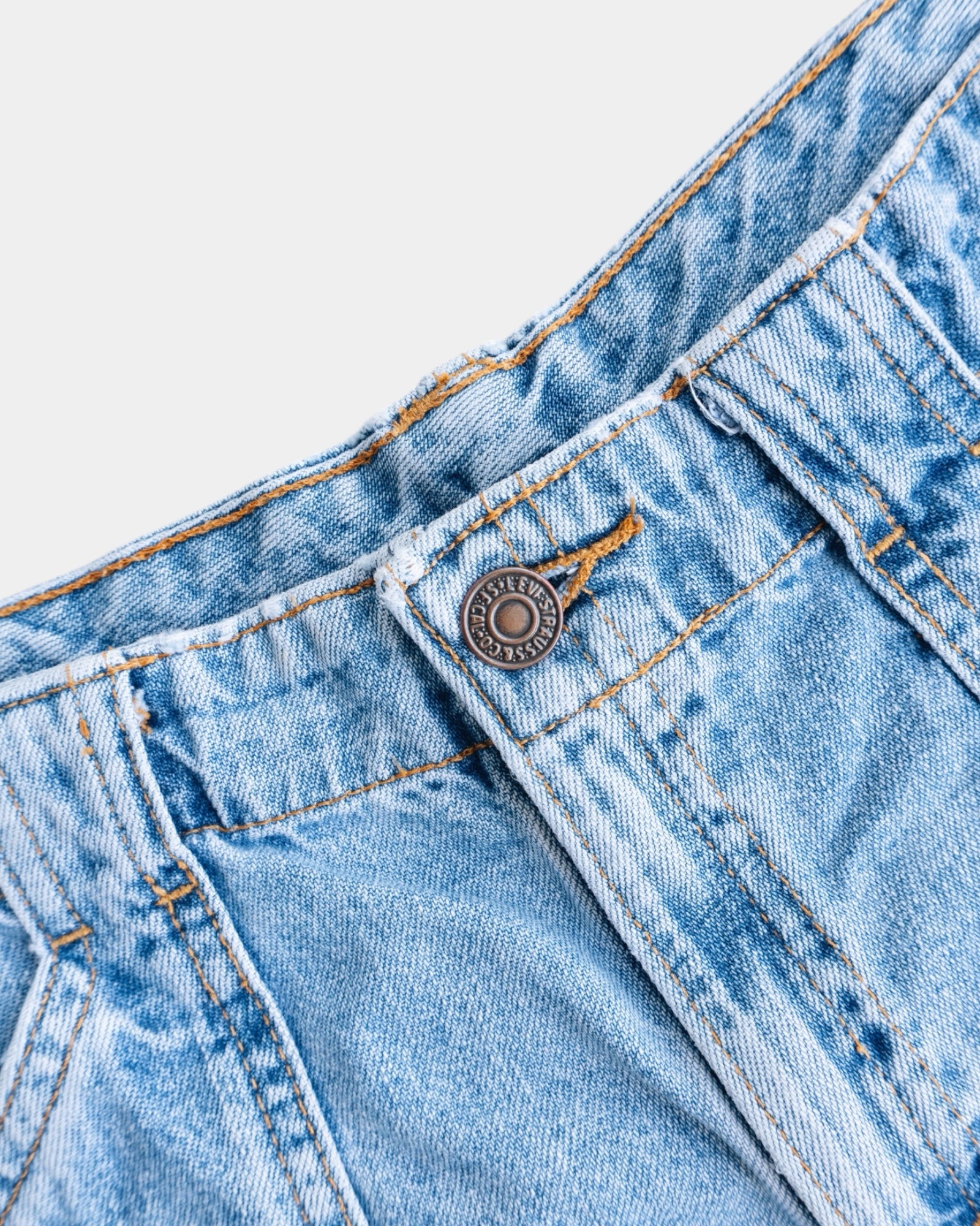 VINTAGE LEVIS DENIM CARPENTER SHORT - 38 WOMEN