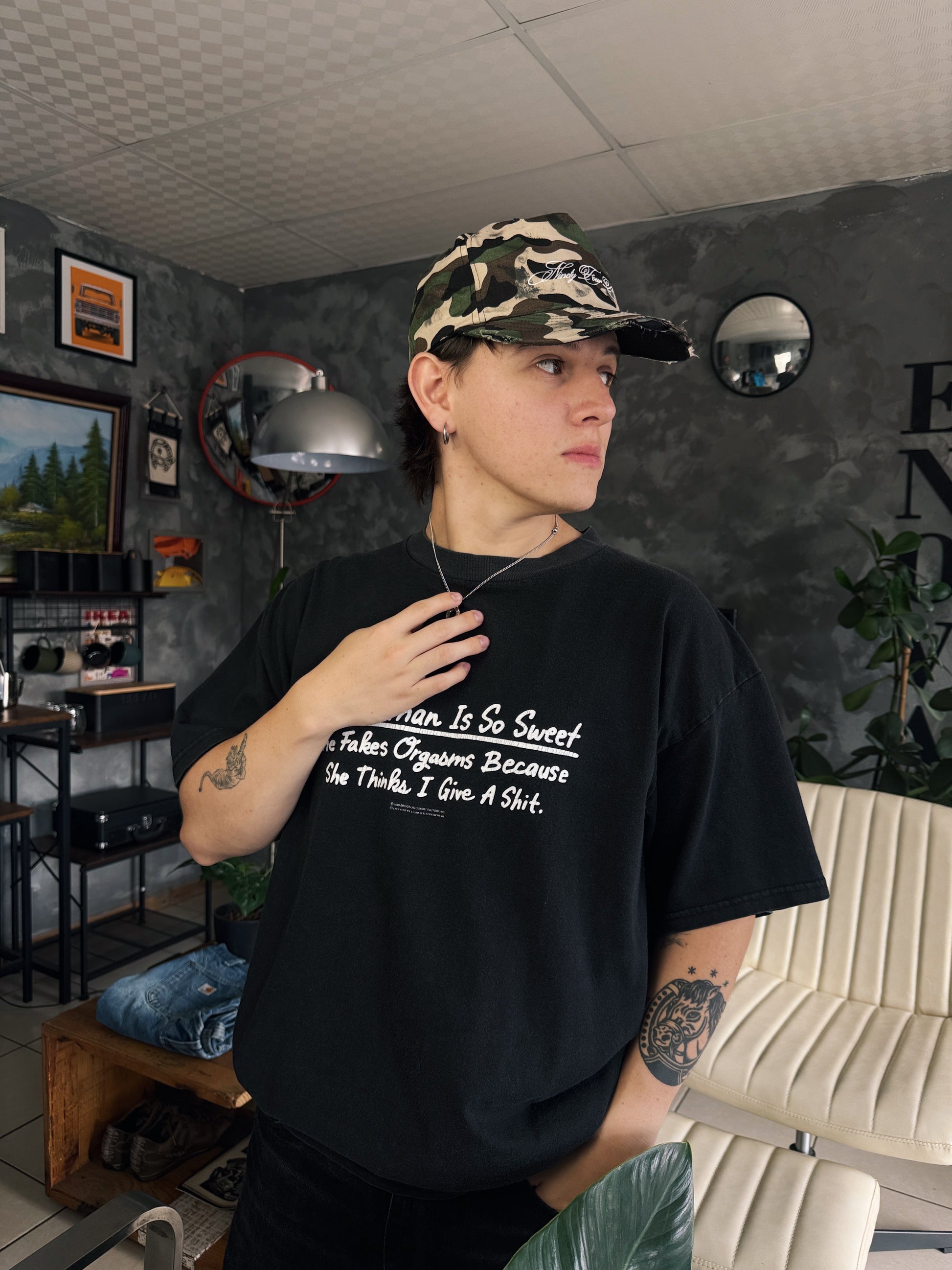 (L/XL) 90’S VINTAGE “SHE FAKES ORGASMS” TEE