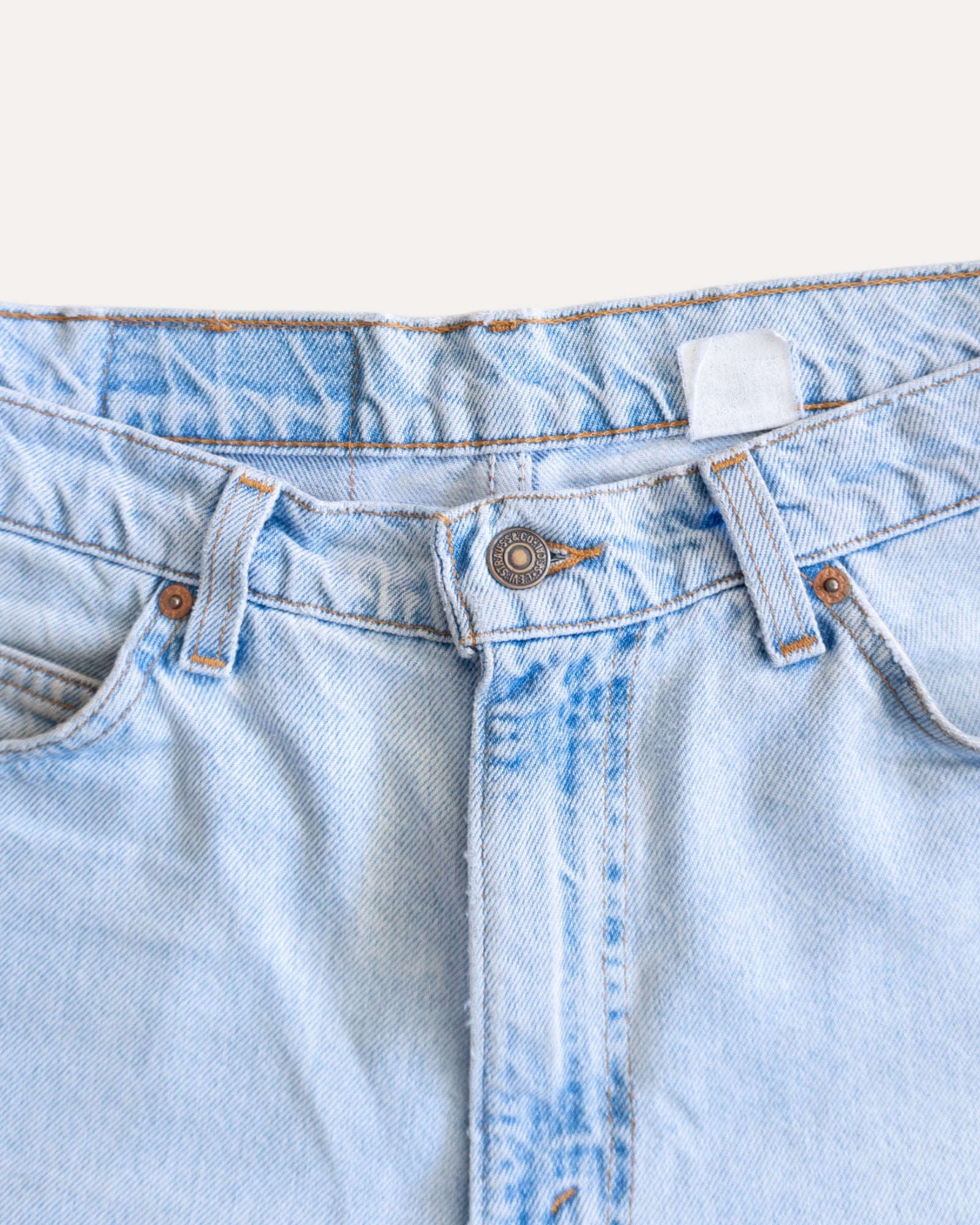90’S VINTAGE LEVIS WHITE TAG SHORT