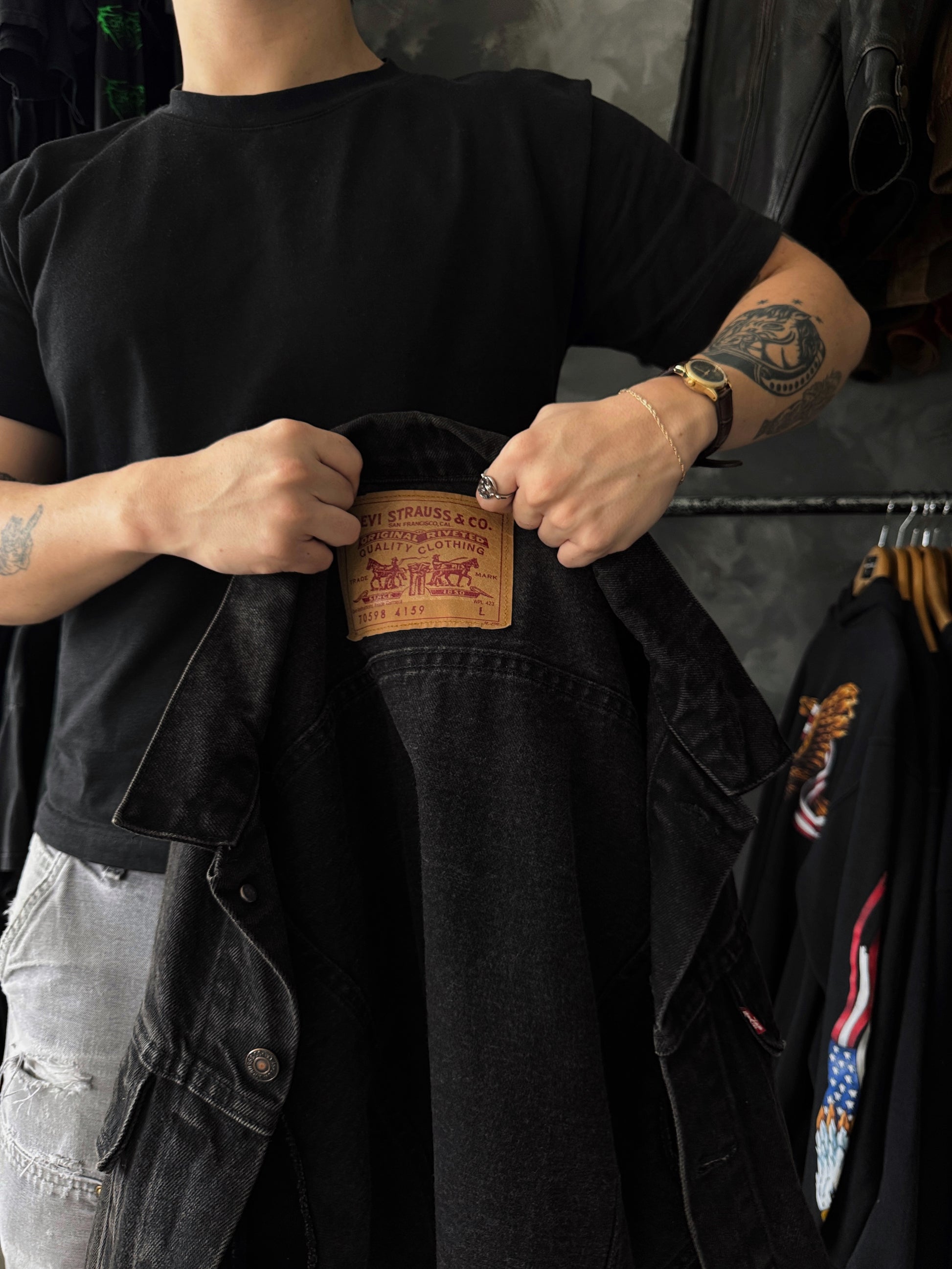 (L) LEVIS BLACK DENIM JACKET