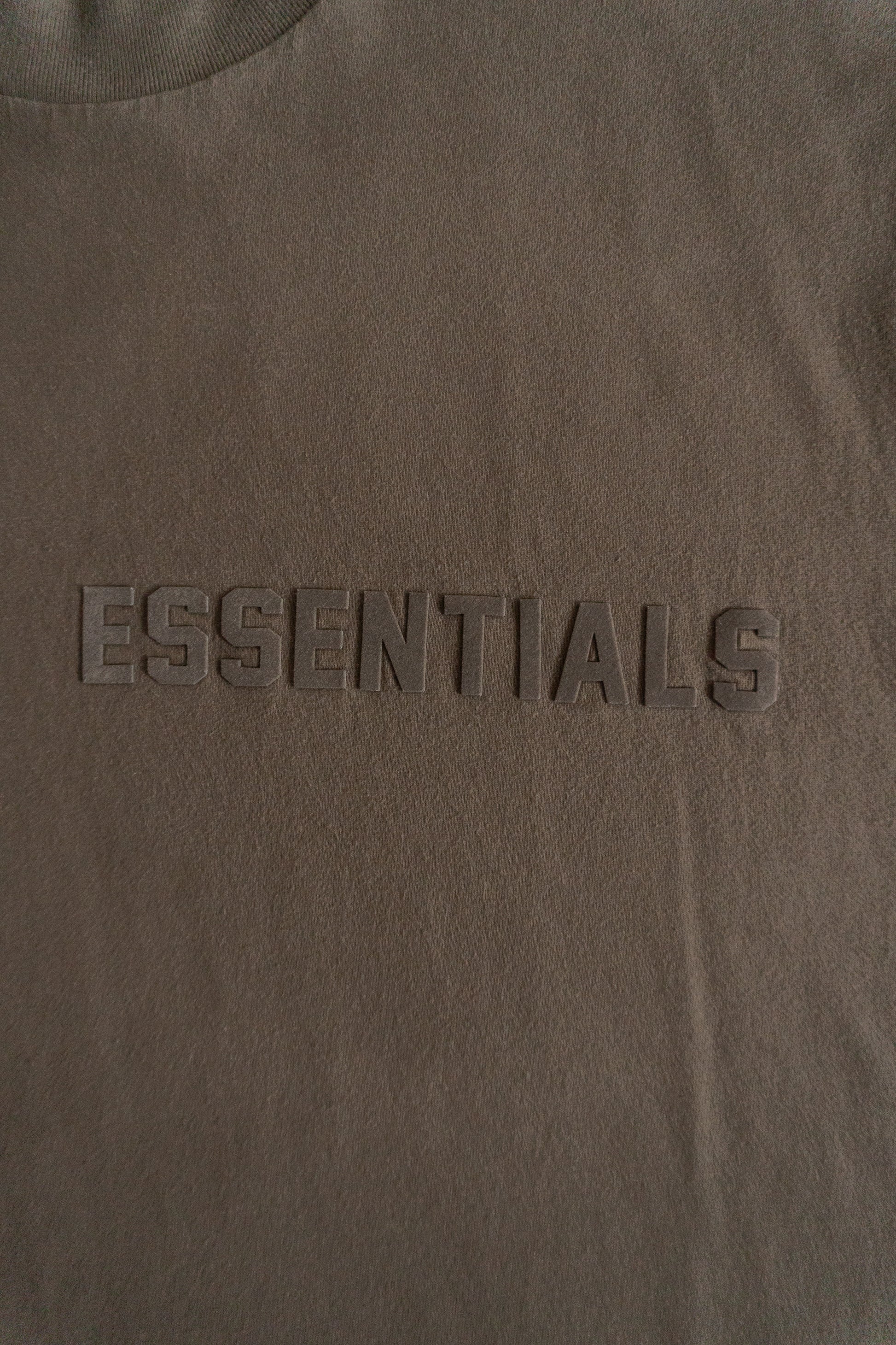 (M) ESSENTIALS TEE