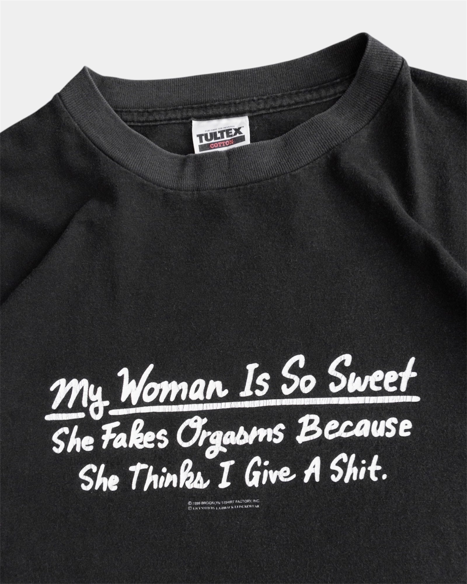 (L/XL) 90’S VINTAGE “SHE FAKES ORGASMS” TEE