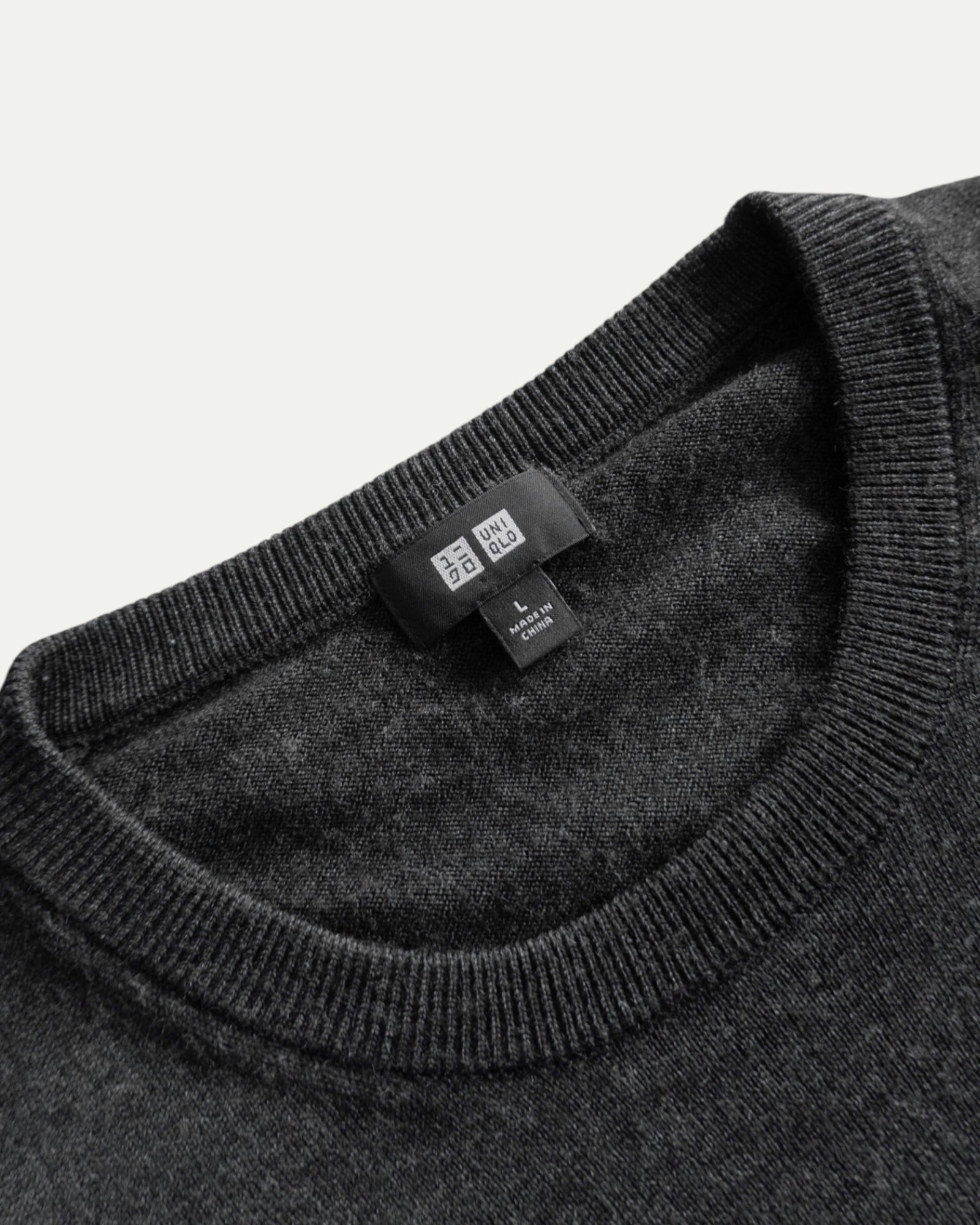 (L) UNIQLO BLANK SWEATER