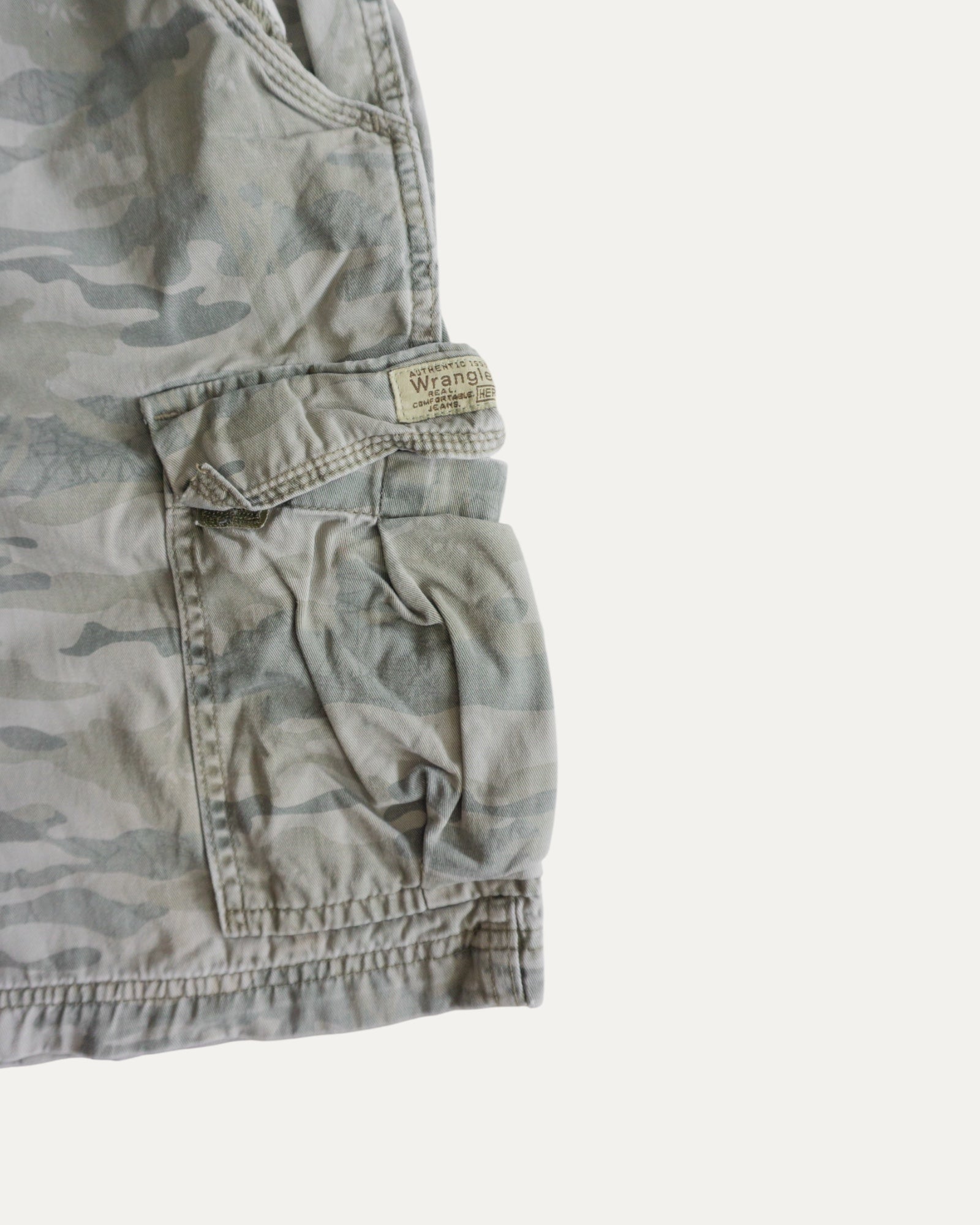 VINTAGE WRANGLER CAMO CARGO SHORT - 30
