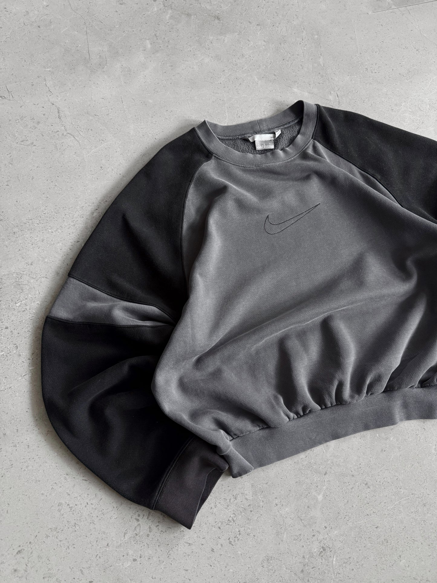 (BOXY M) 2000’S VINTAGE NIKE BLACK AND GRAY FADED CREWNECK