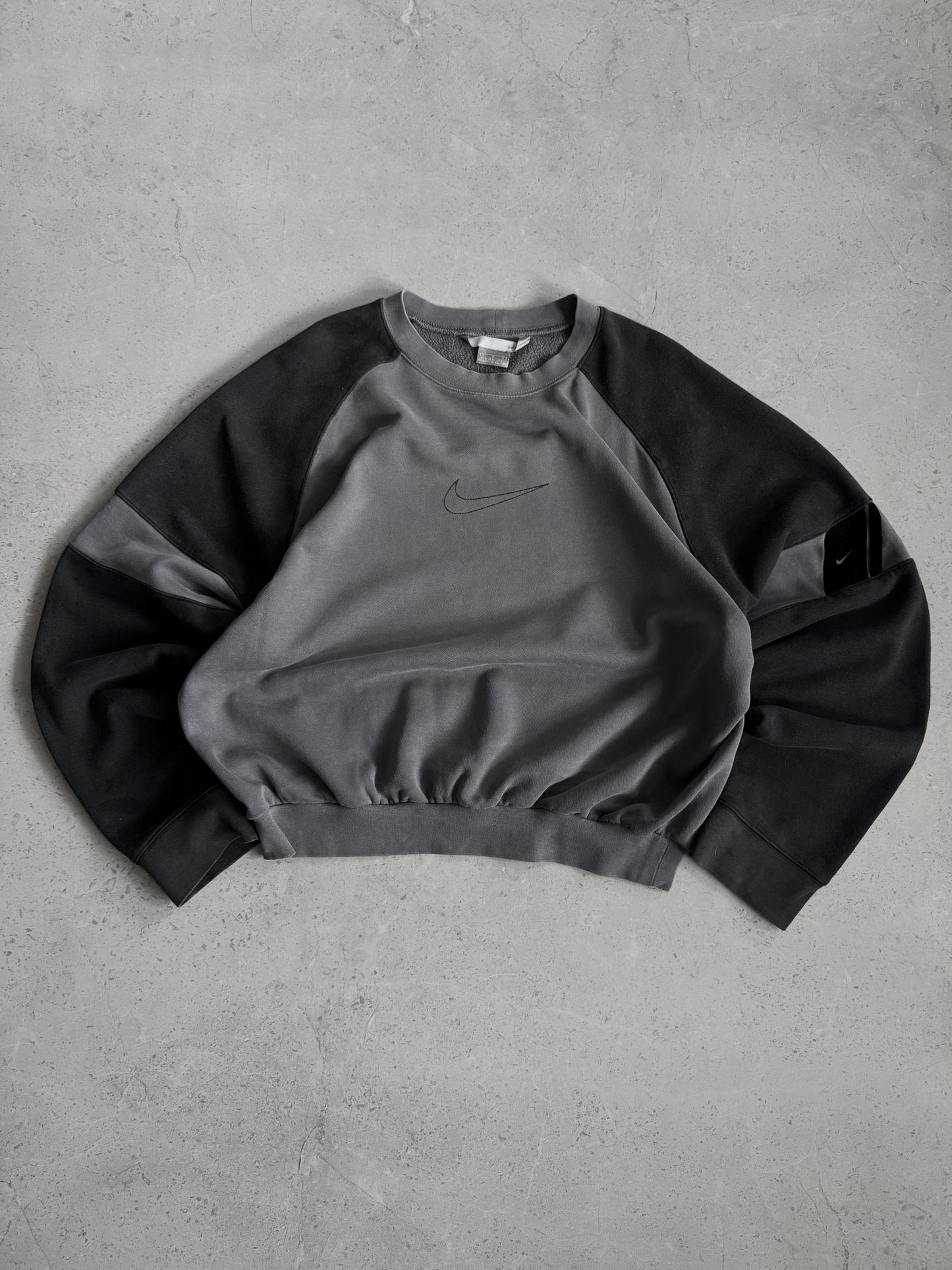 (BOXY M) 2000’S VINTAGE NIKE BLACK AND GRAY FADED CREWNECK