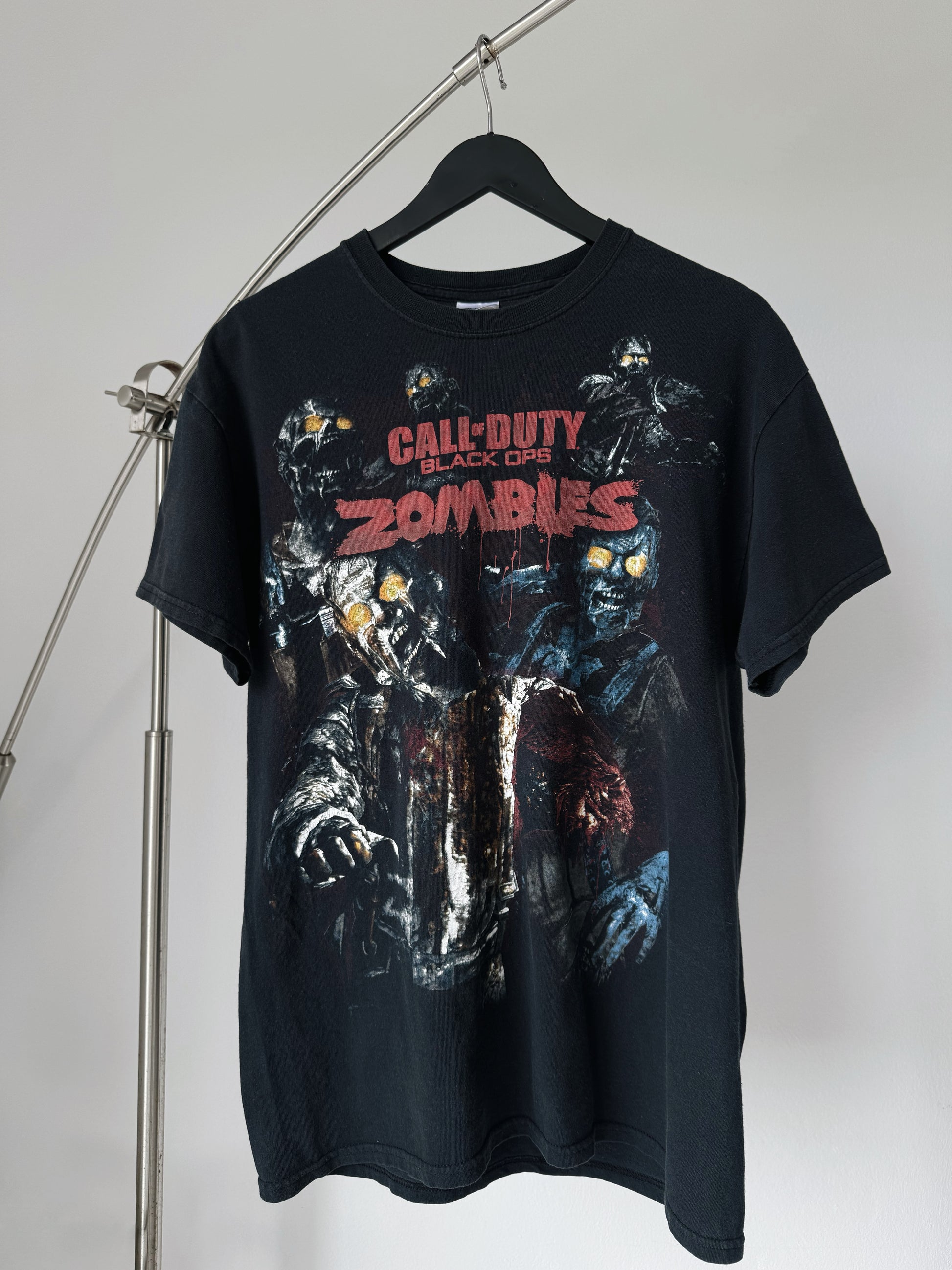 (M) CALL OF DUTY BLACK OPS ZOMBIES AOP TEE