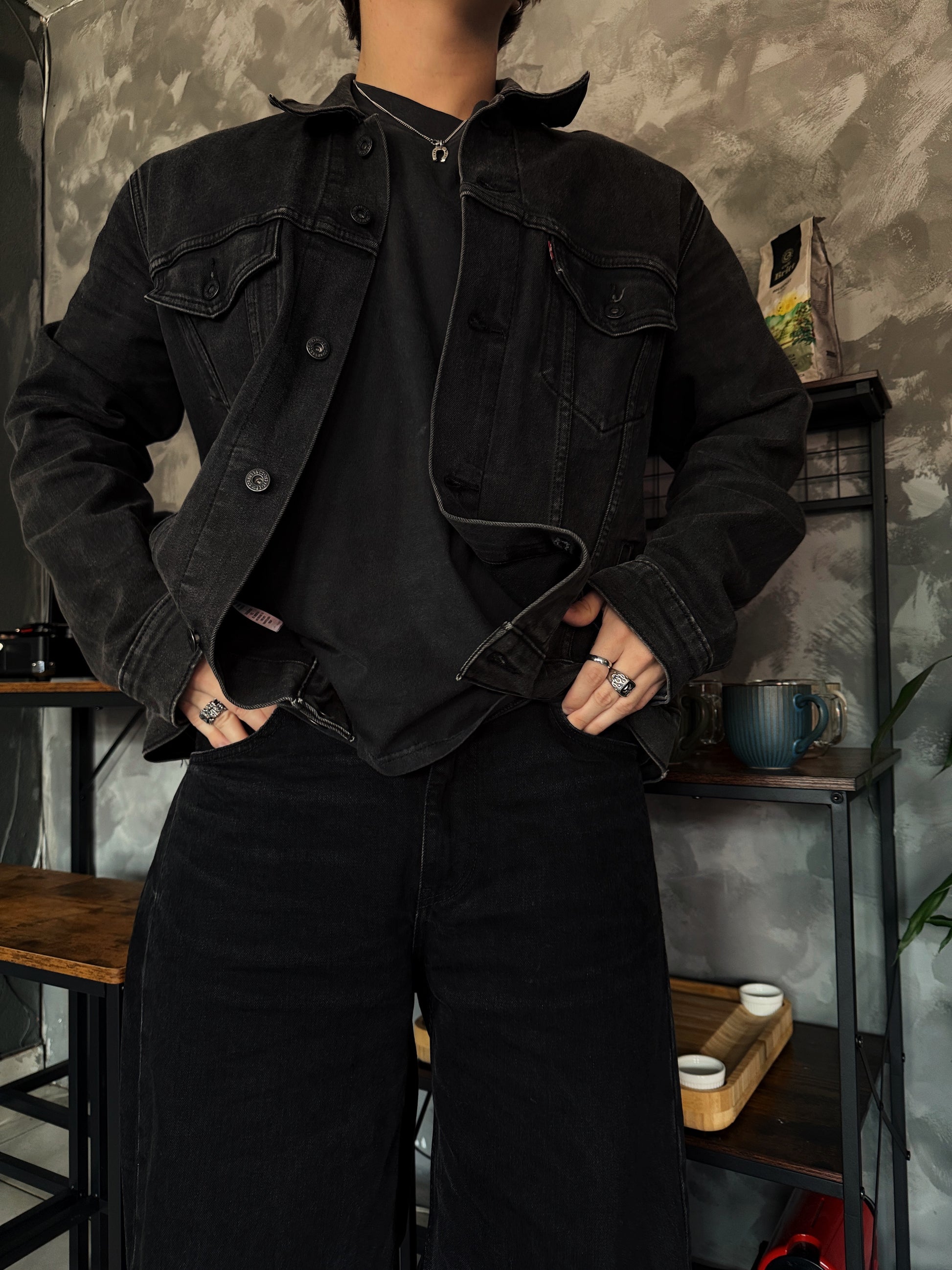 (L) LEVIS TRUCKER BLACK DENIM FADED JACKET