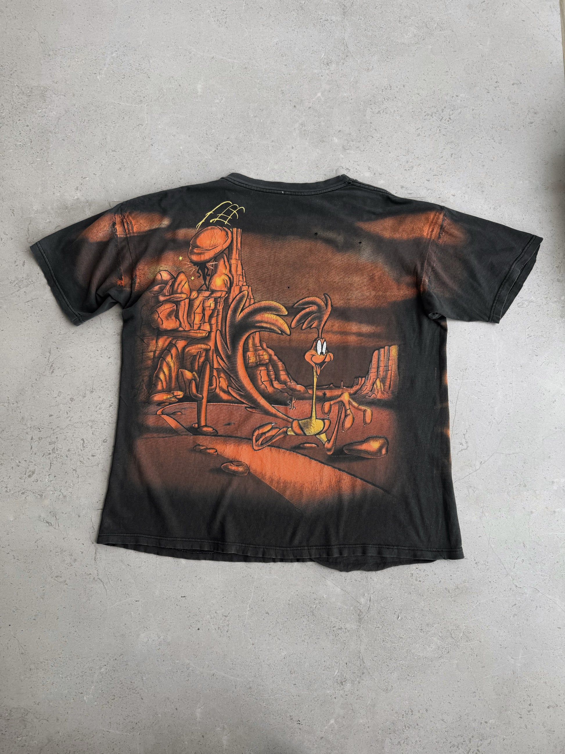 (XL) VINTAGE WILE E COYOTE & ROAD RUNNER WARNERBROS SHADOW AOP TEE