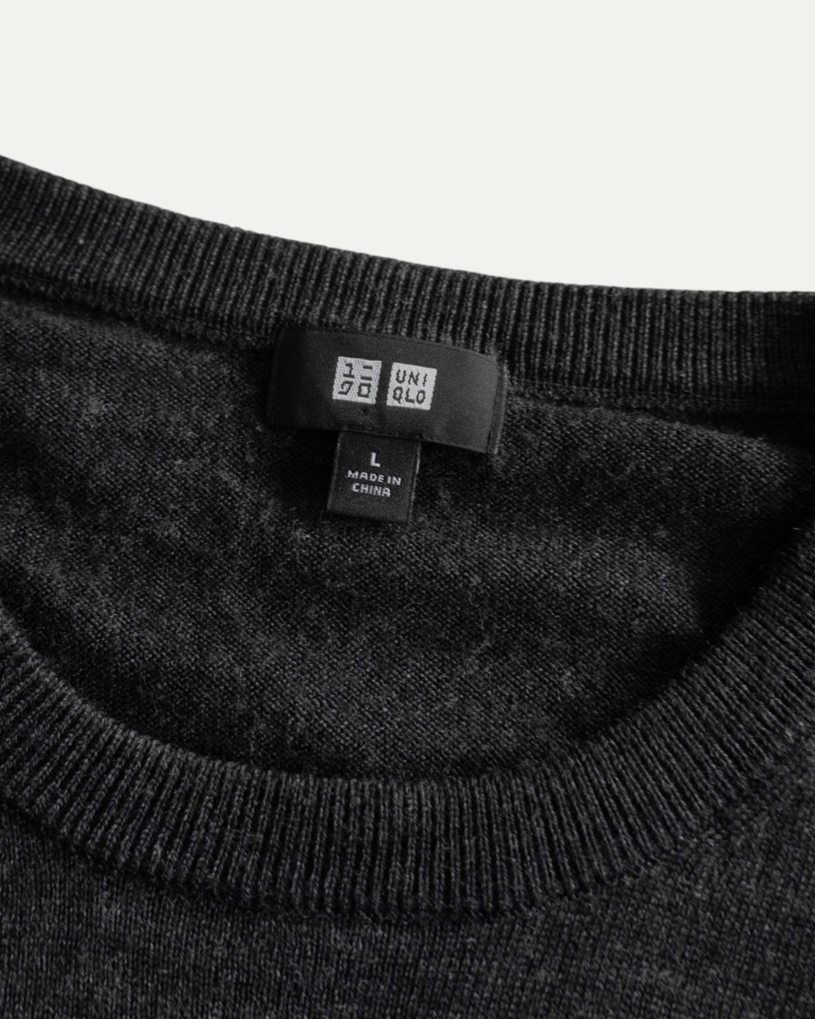 (L) UNIQLO BLANK SWEATER