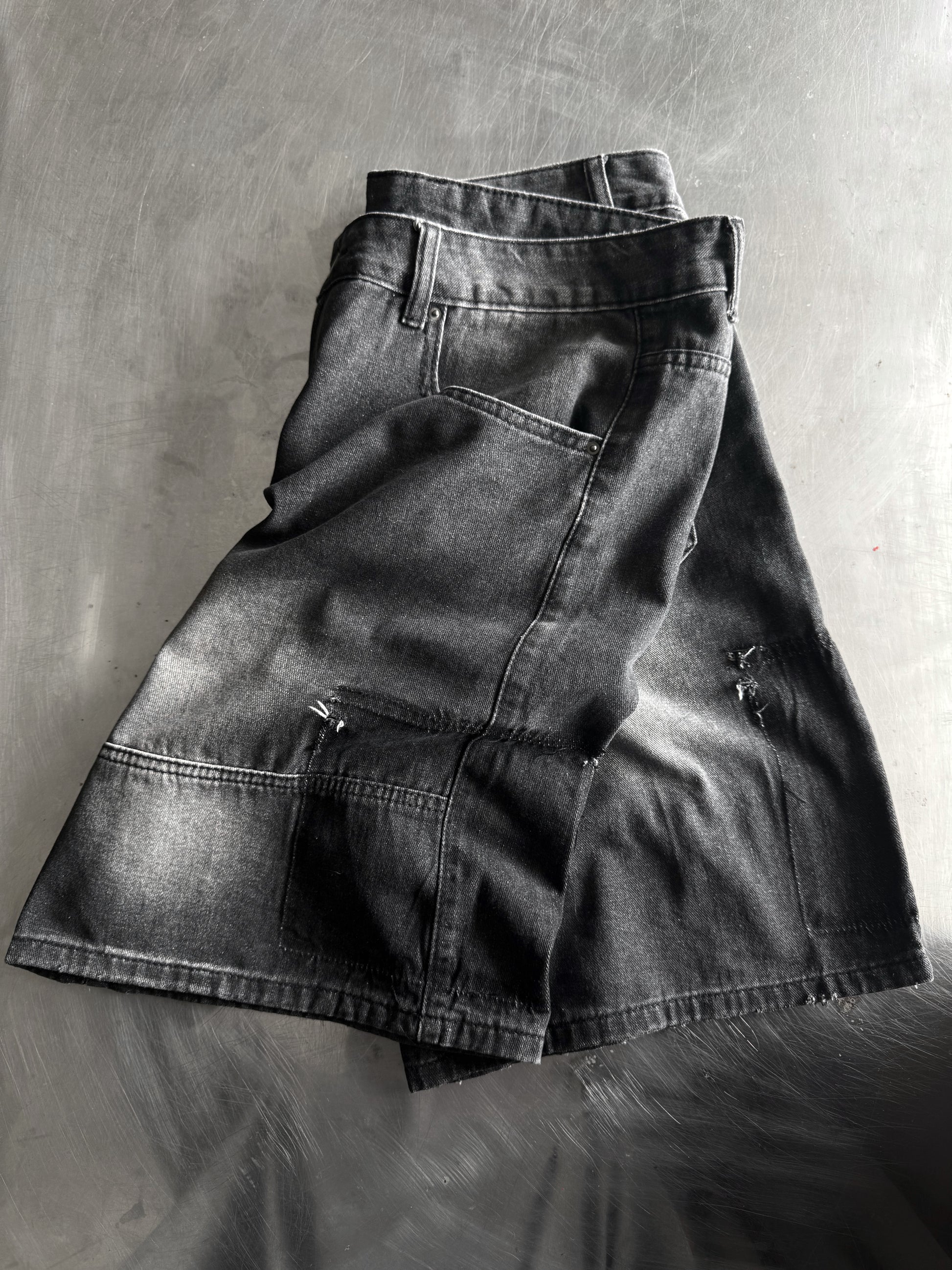 AMAZING FADED DISTRESSED JORTS - 36
