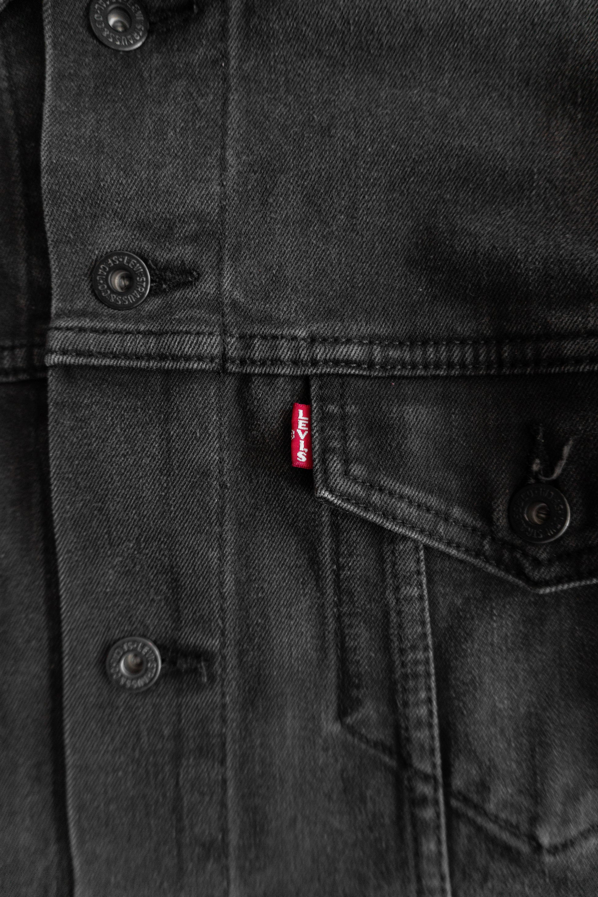 (L) LEVIS TRUCKER BLACK DENIM FADED JACKET