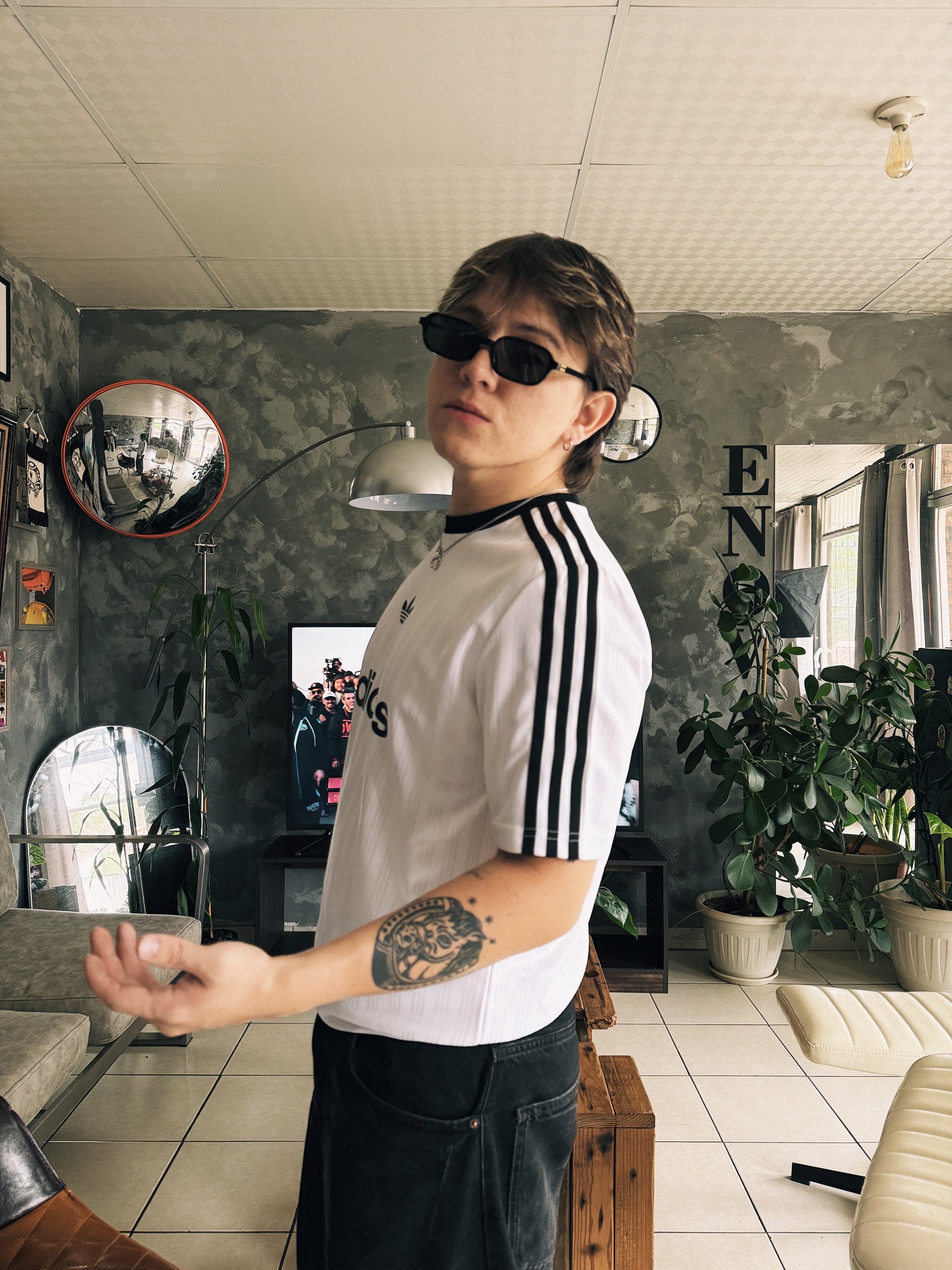 (M/L) ADIDAS BLACK WHITE STRIPE TEE