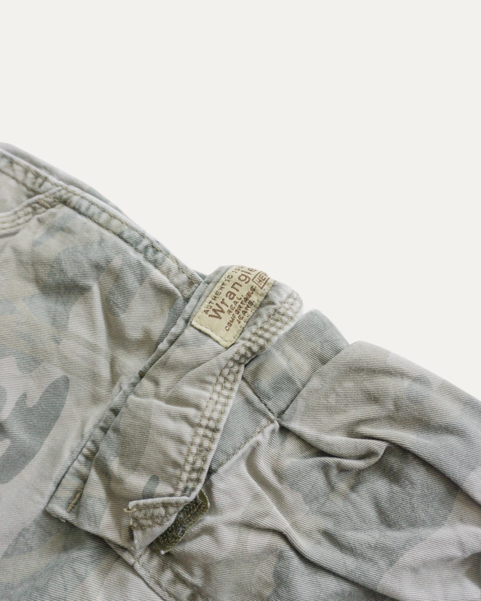 VINTAGE WRANGLER CAMO CARGO SHORT - 30