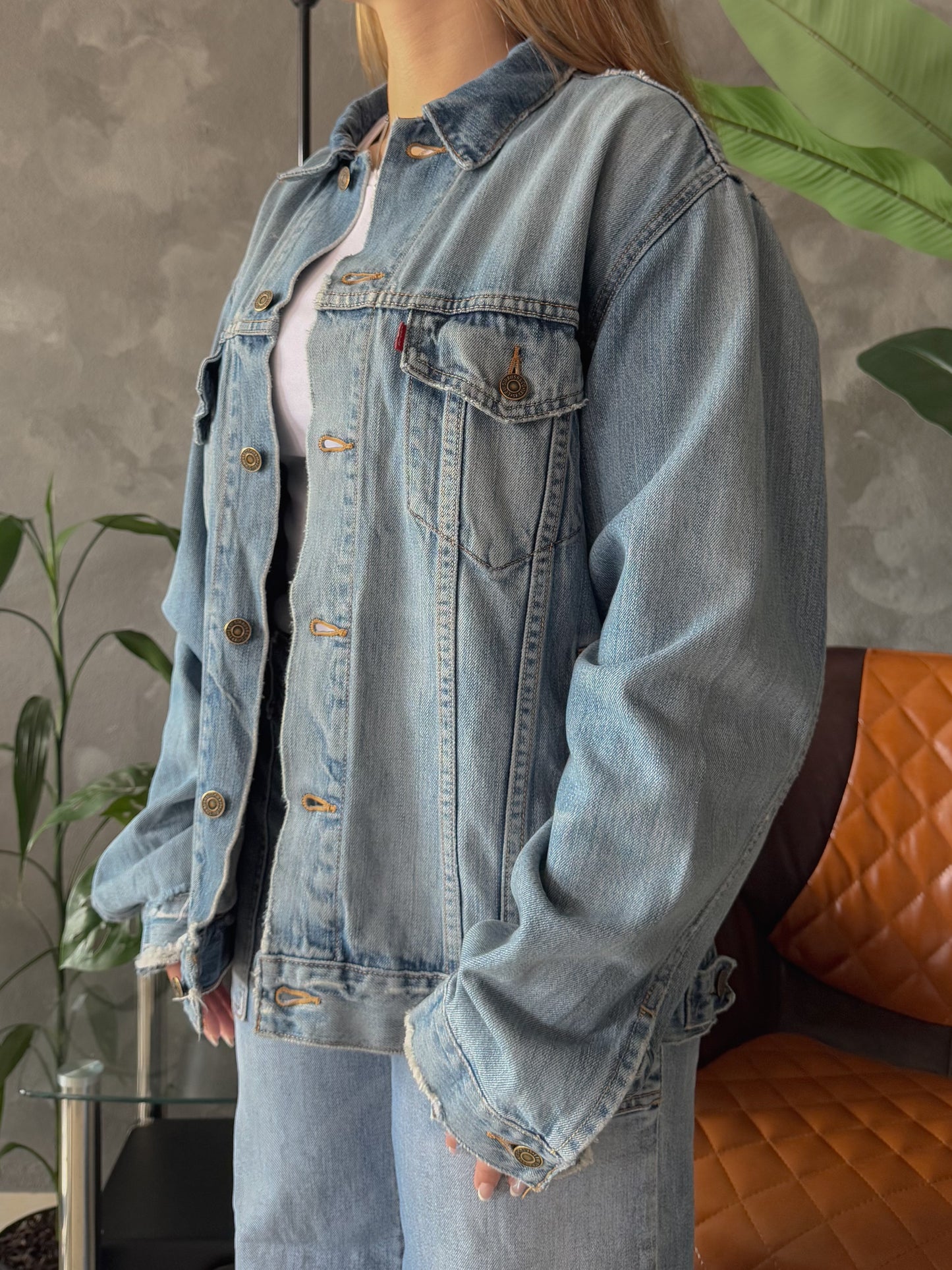 (M) VINTAGE LEVIS DISTRESSED DENIM JACKET