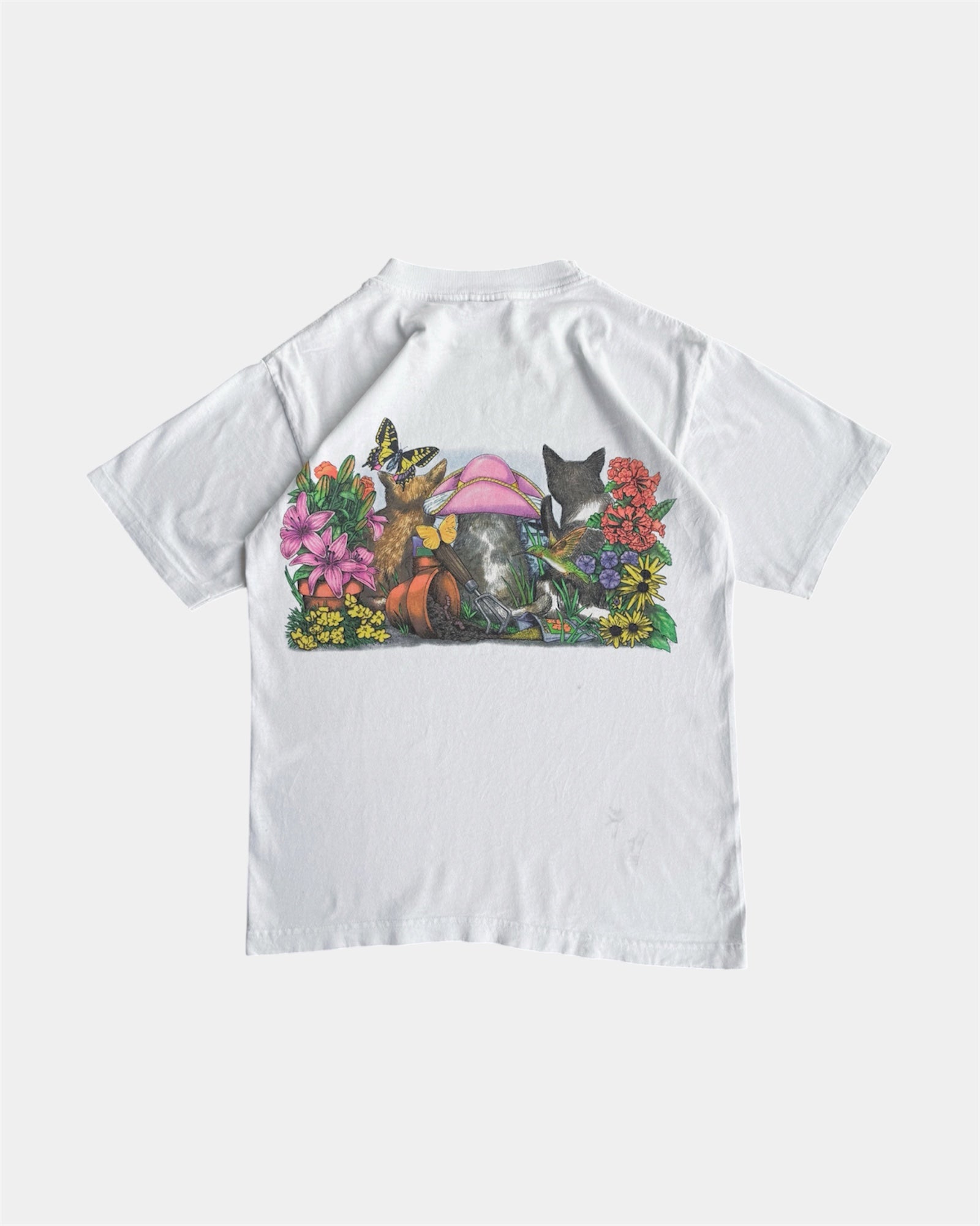 (M) VINTAGE GARDENING CATS FRONT/BACK PRINTS OF TAILS TEE