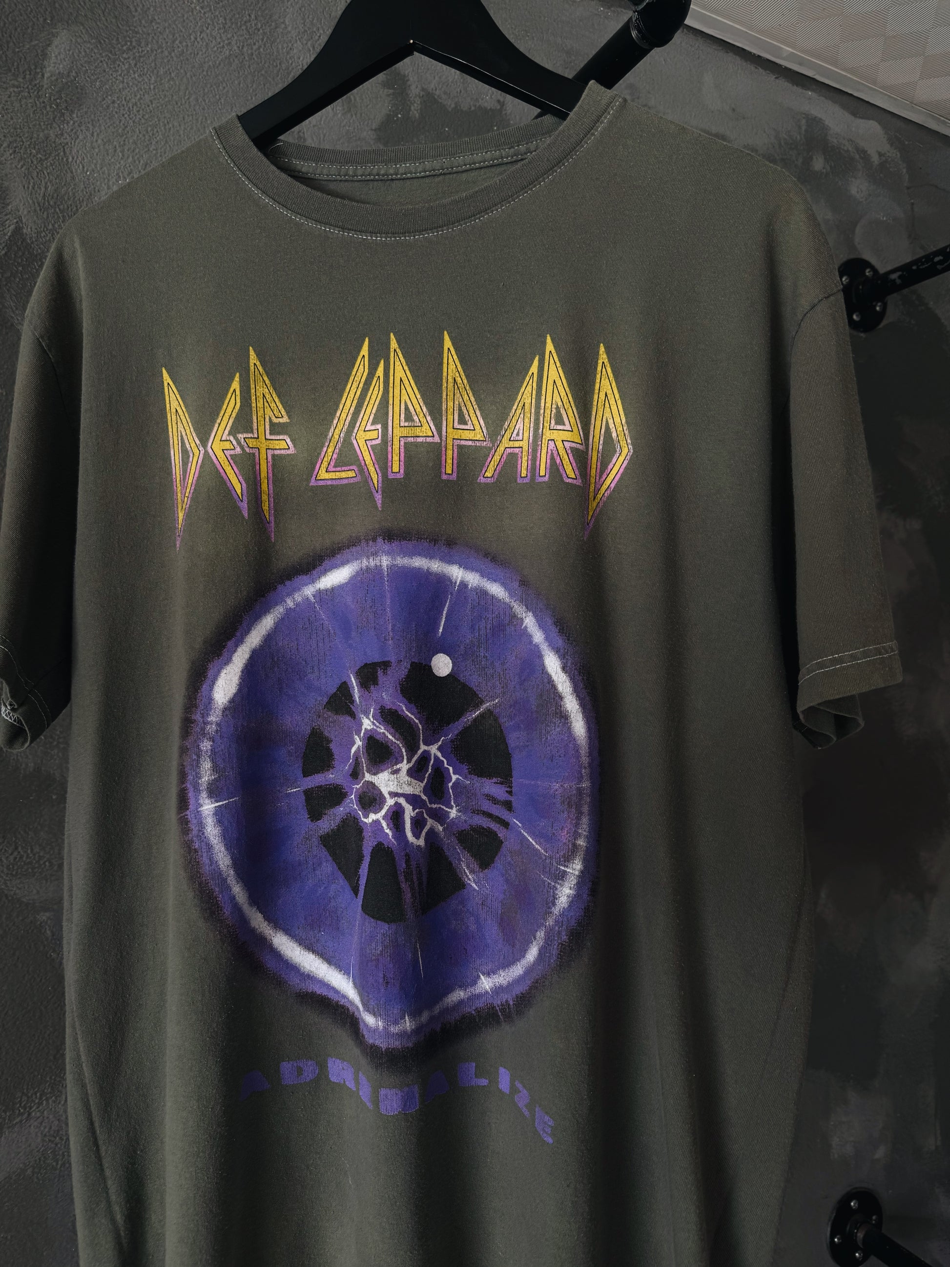 (L) DEF LEPPARD BAND TEE