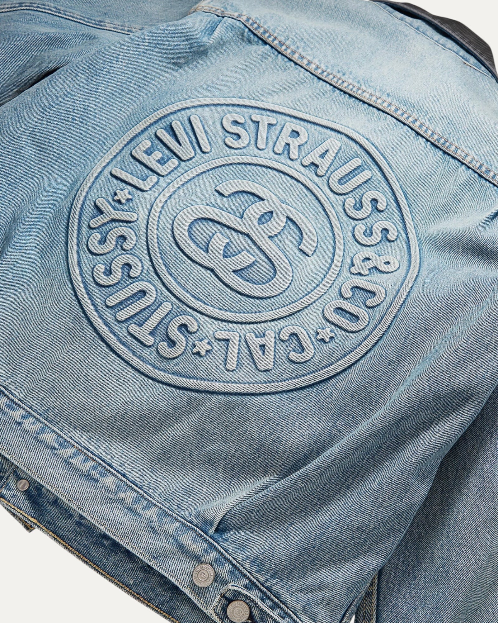 (M) STUSSY X LEVI’S EMBOSSED PRAGLAD TRCUKER JACKET