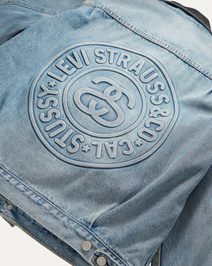 (M) STUSSY X LEVI’S EMBOSSED PRAGLAD TRCUKER JACKET