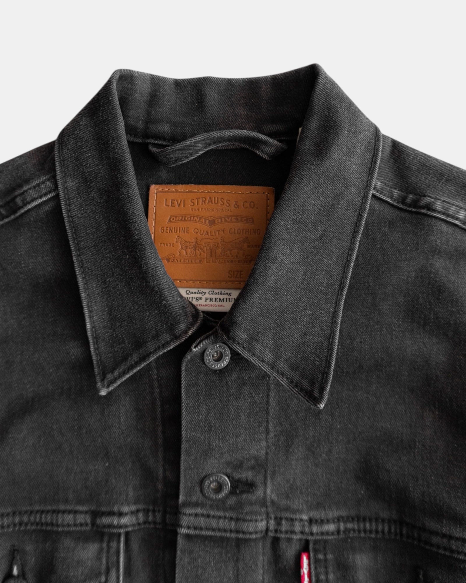 (L) LEVIS TRUCKER BLACK DENIM FADED JACKET