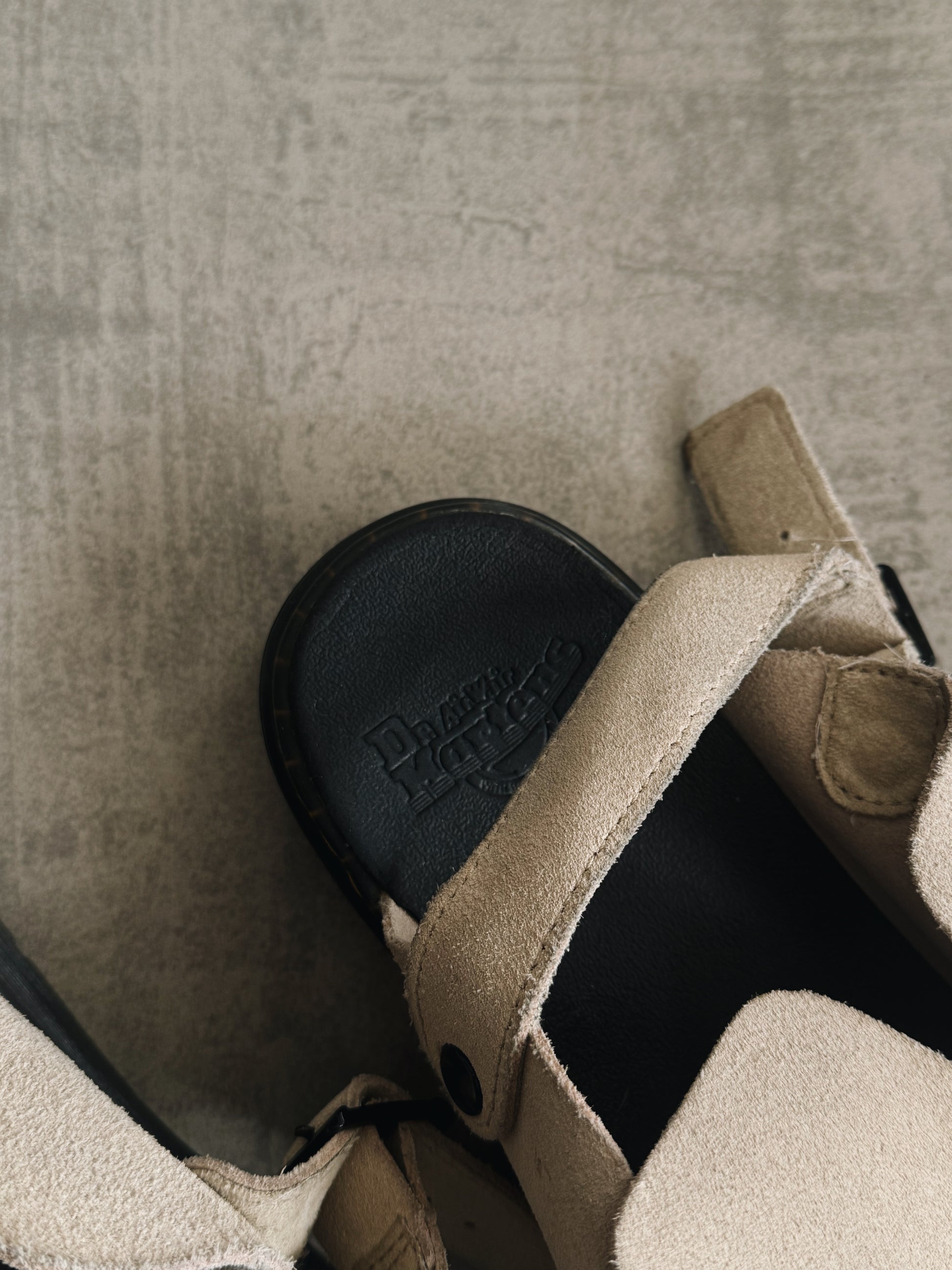 DR. MARTENS CARLSON SLIPPERS