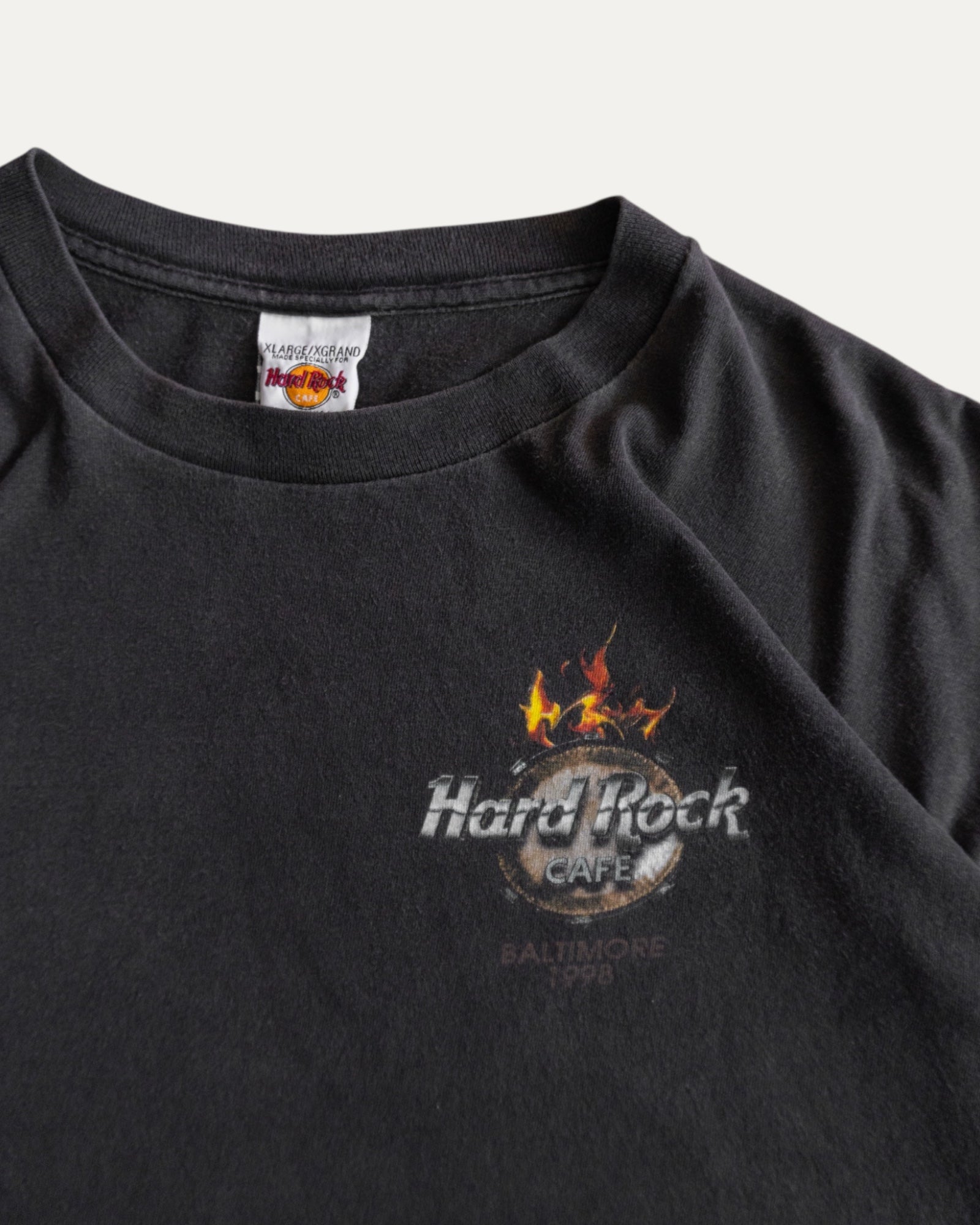 (XL) 90’S VINTAGE HARD ROCK FLAMES FADED TEE