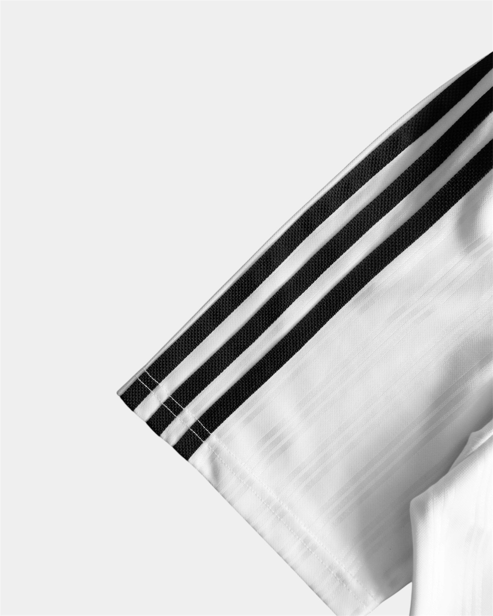 (M/L) ADIDAS BLACK WHITE STRIPE TEE